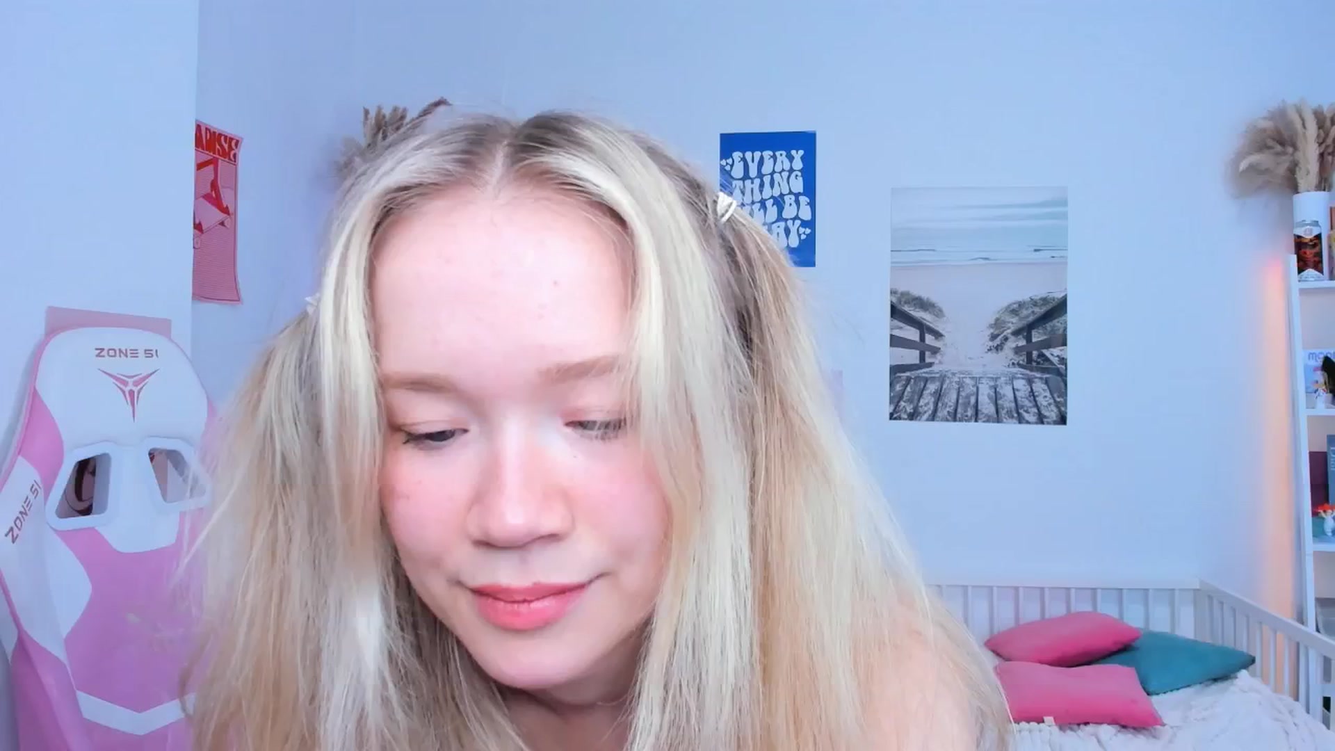 Gallery image thumbnail from Alice_Chery's myfreecams stream on, 05/21/2025, 09:29 image 4 of 20