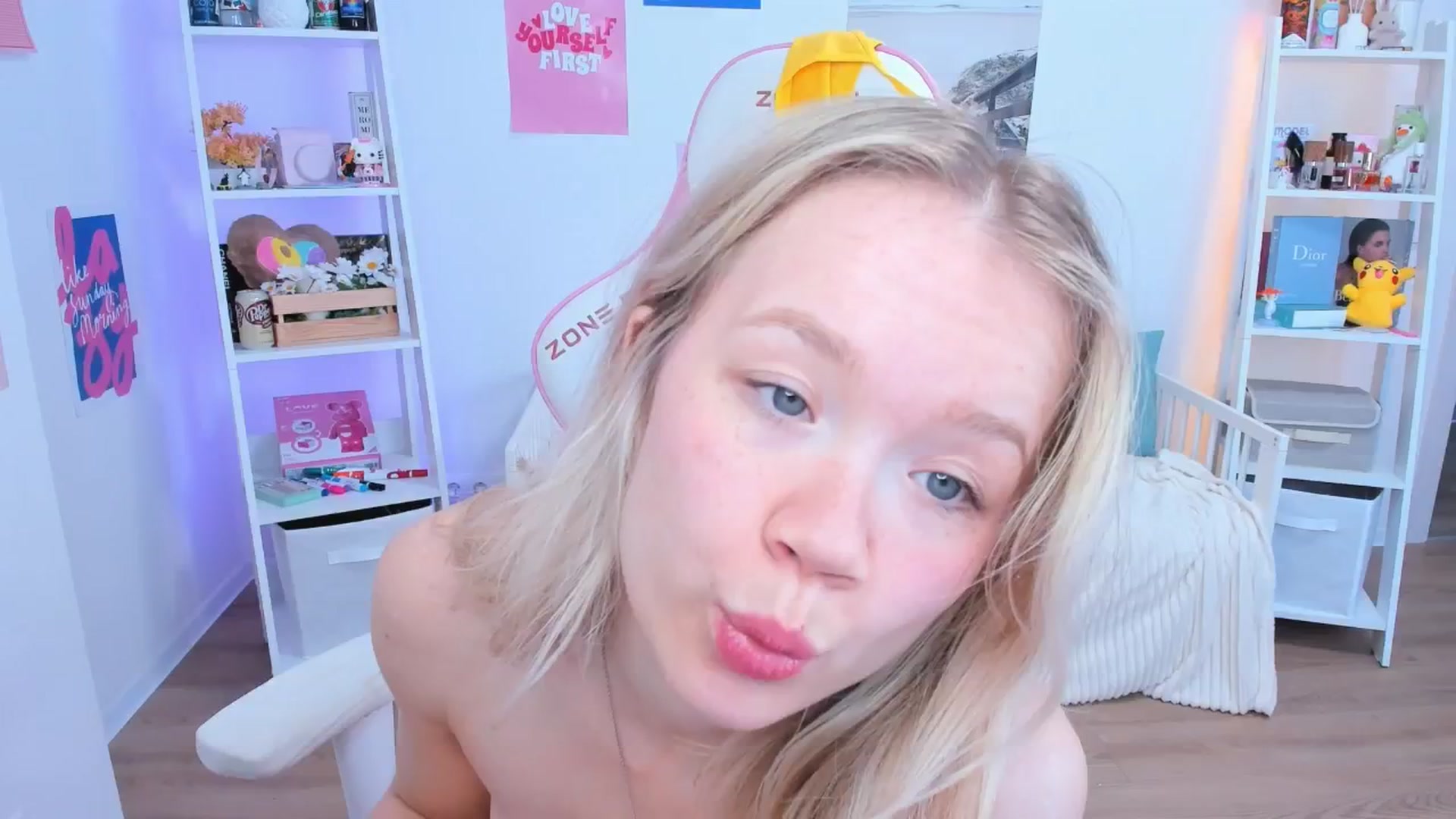 Gallery image thumbnail from Alice_Chery's myfreecams stream on, 06/01/2025, 10:07 image 2 of 20