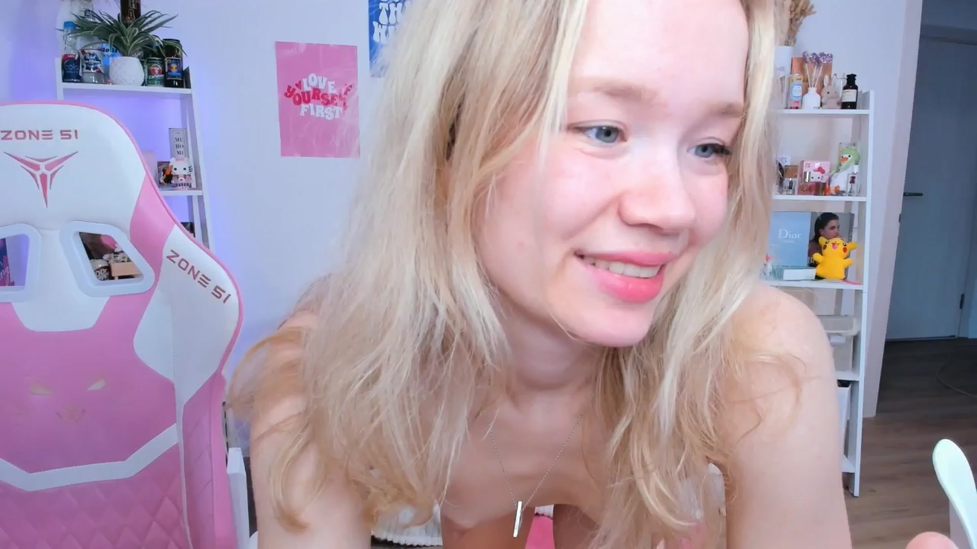 Gallery image thumbnail from Alice_Chery's myfreecams stream on, 06/09/2025, 07:08 image 16 of 20