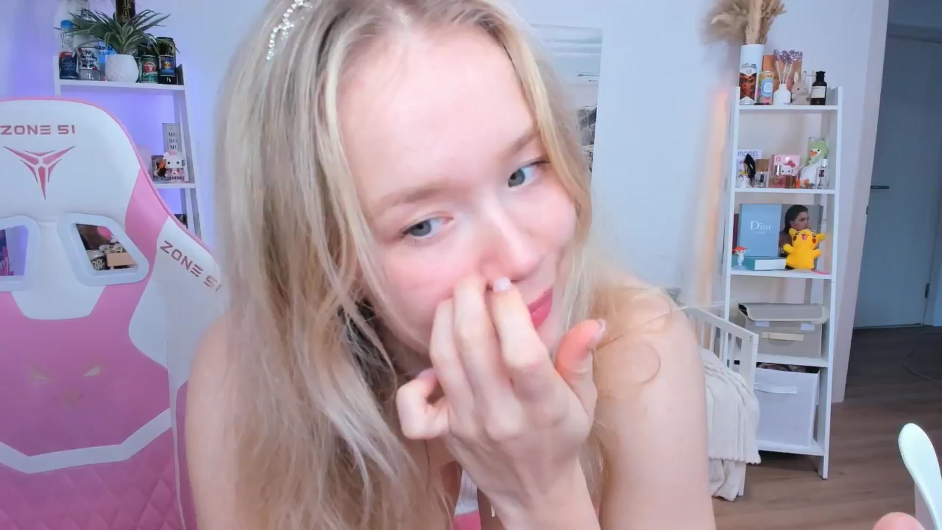 Gallery image thumbnail from Alice_Chery's myfreecams stream on, 06/09/2025, 07:08 image 15 of 20