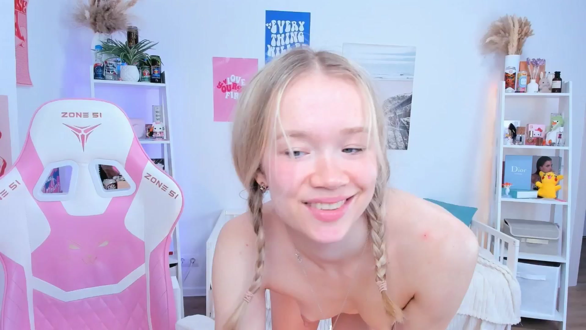 Gallery image thumbnail from Alice_Chery's myfreecams stream on, 06/10/2025, 06:26 image 15 of 20