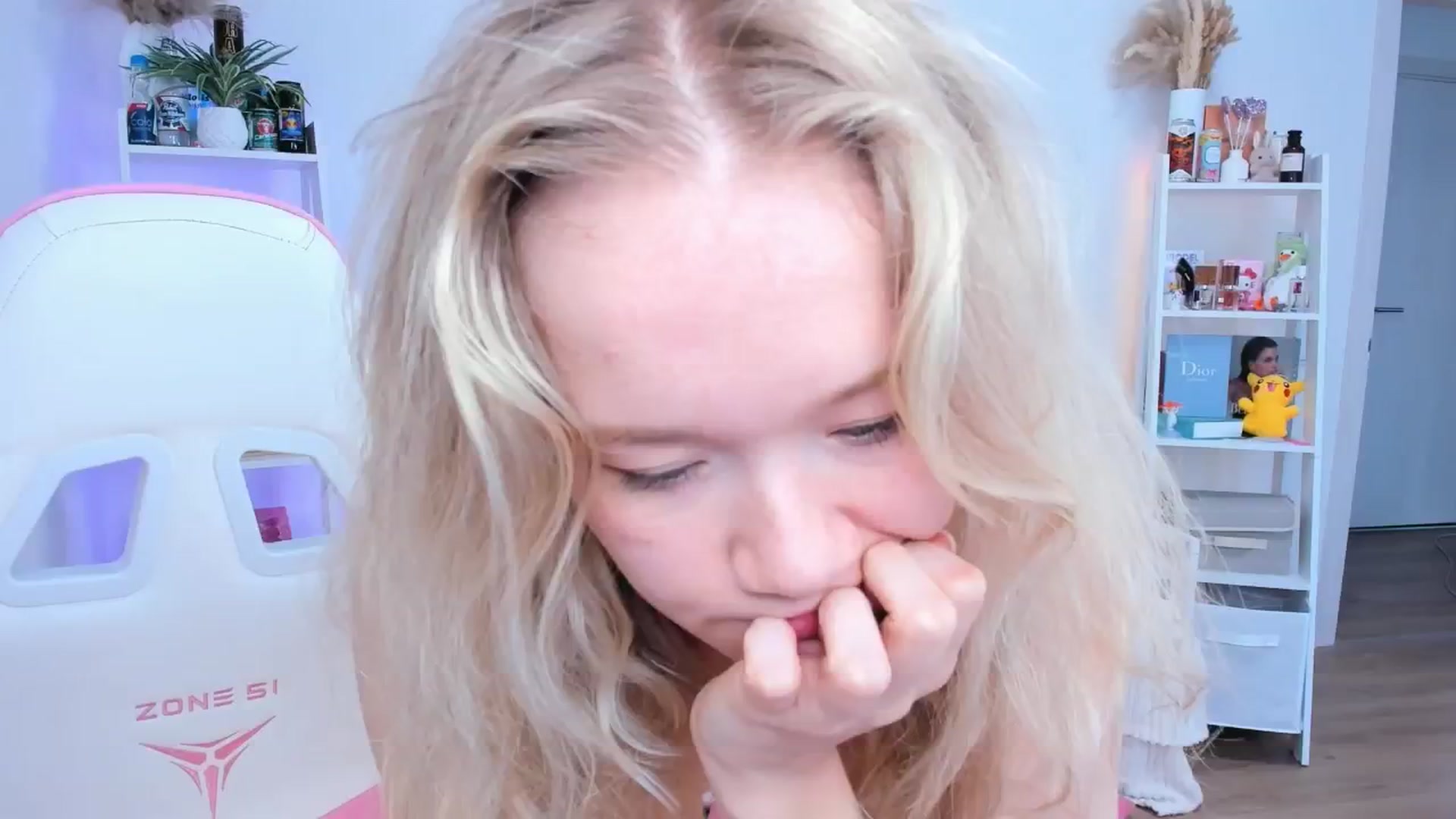 Gallery image thumbnail from Alice_Chery's myfreecams stream on, 06/11/2025, 10:33 image 7 of 20