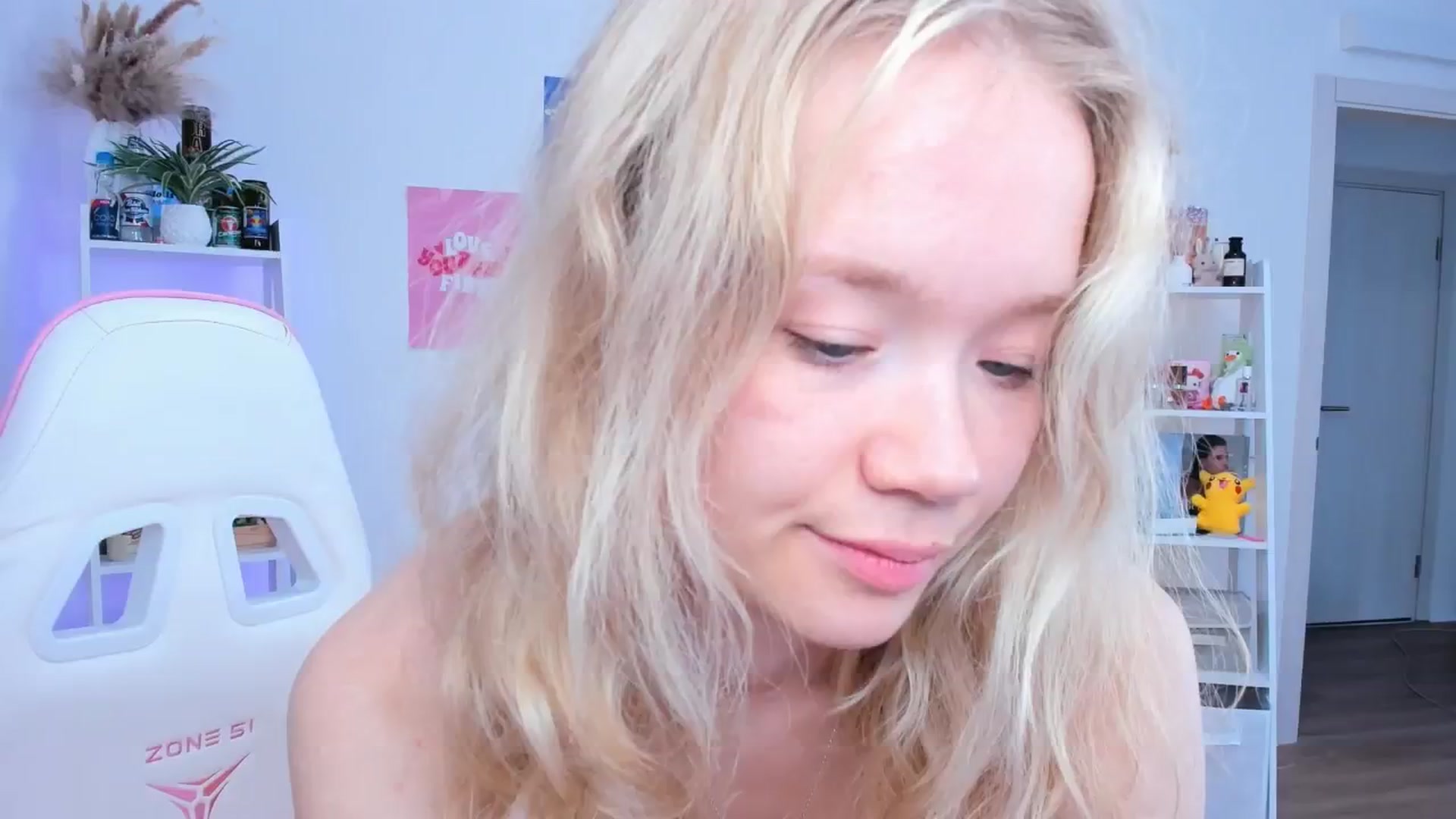 Gallery image thumbnail from Alice_Chery's myfreecams stream on, 06/11/2025, 10:33 image 18 of 20