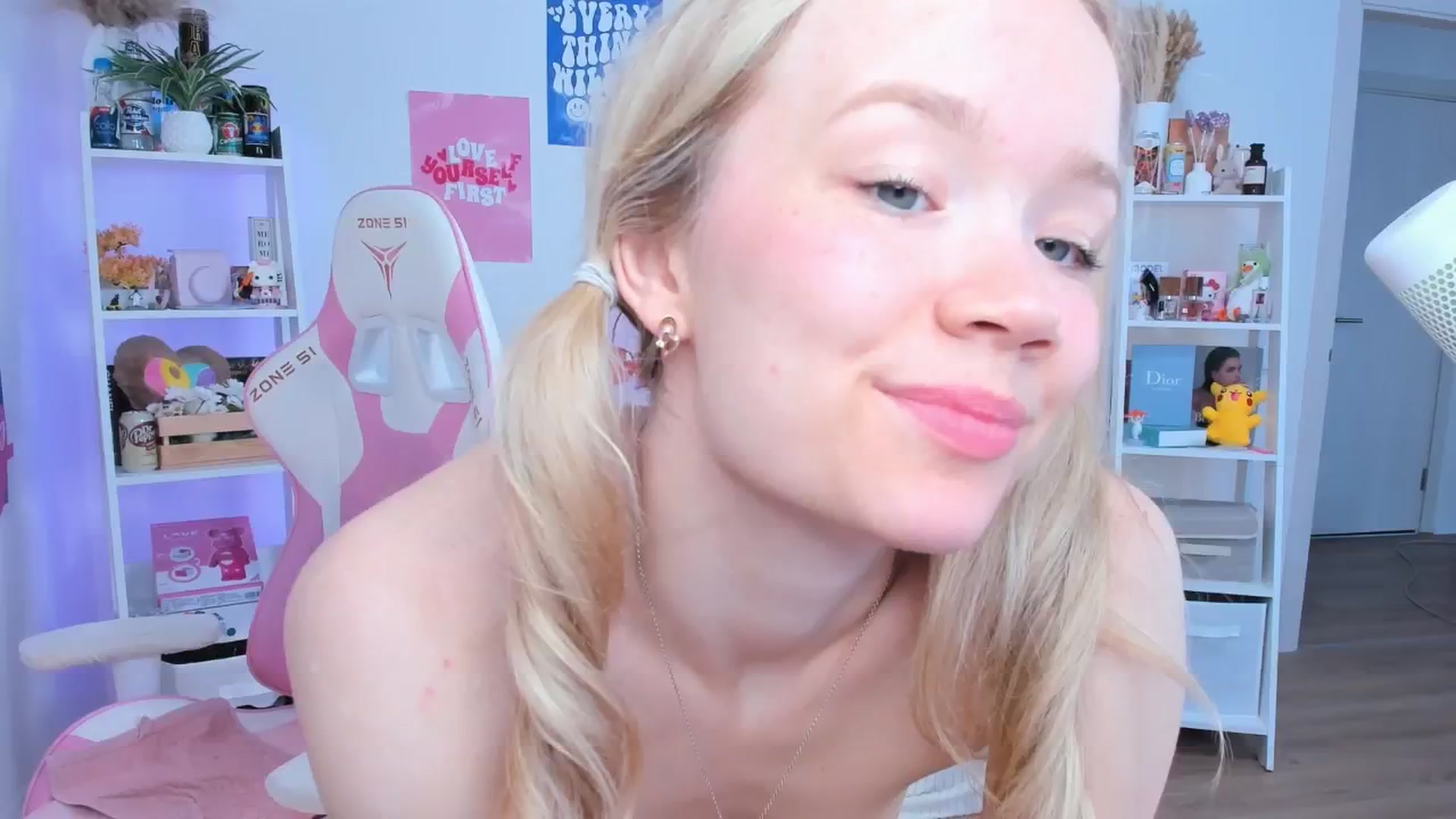 Gallery image thumbnail from Alice_Chery's myfreecams stream on, 06/12/2025, 11:15 image 4 of 20