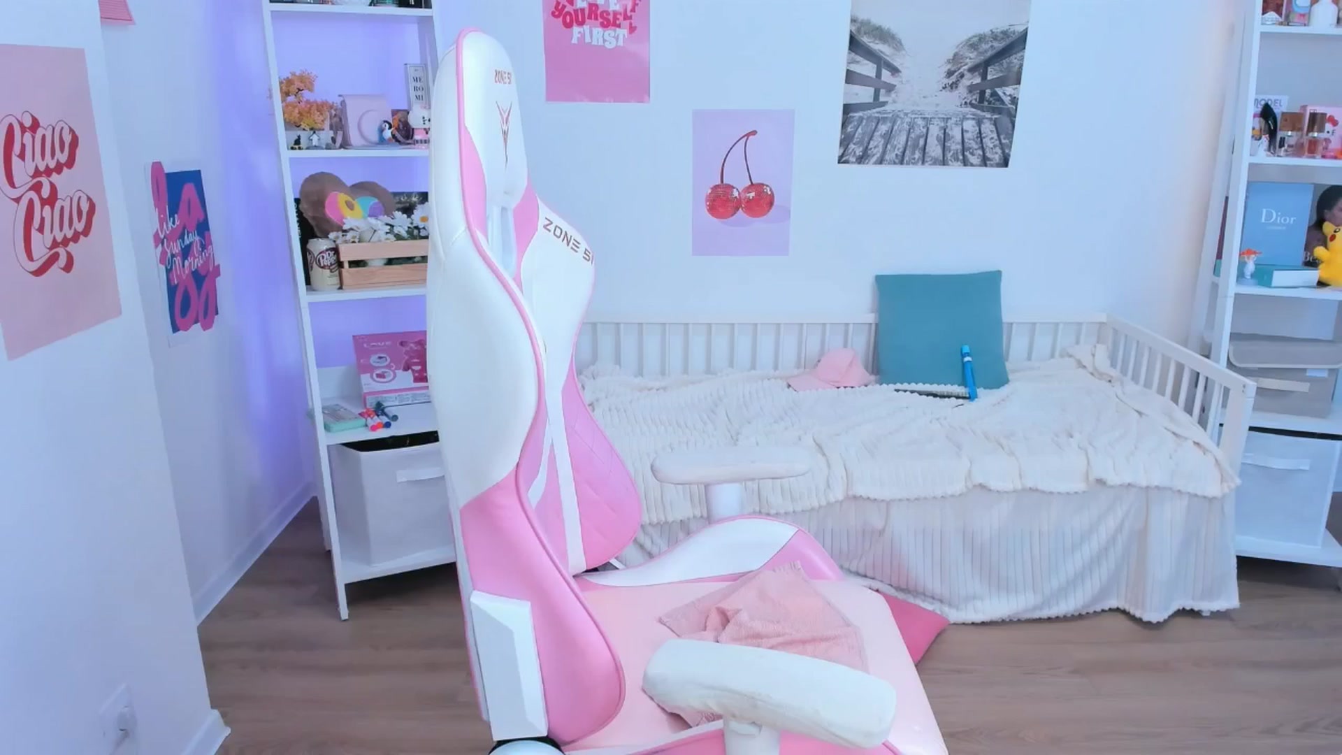 Gallery image thumbnail from Alice_Chery's myfreecams stream on, 06/15/2025, 10:12 image 4 of 20