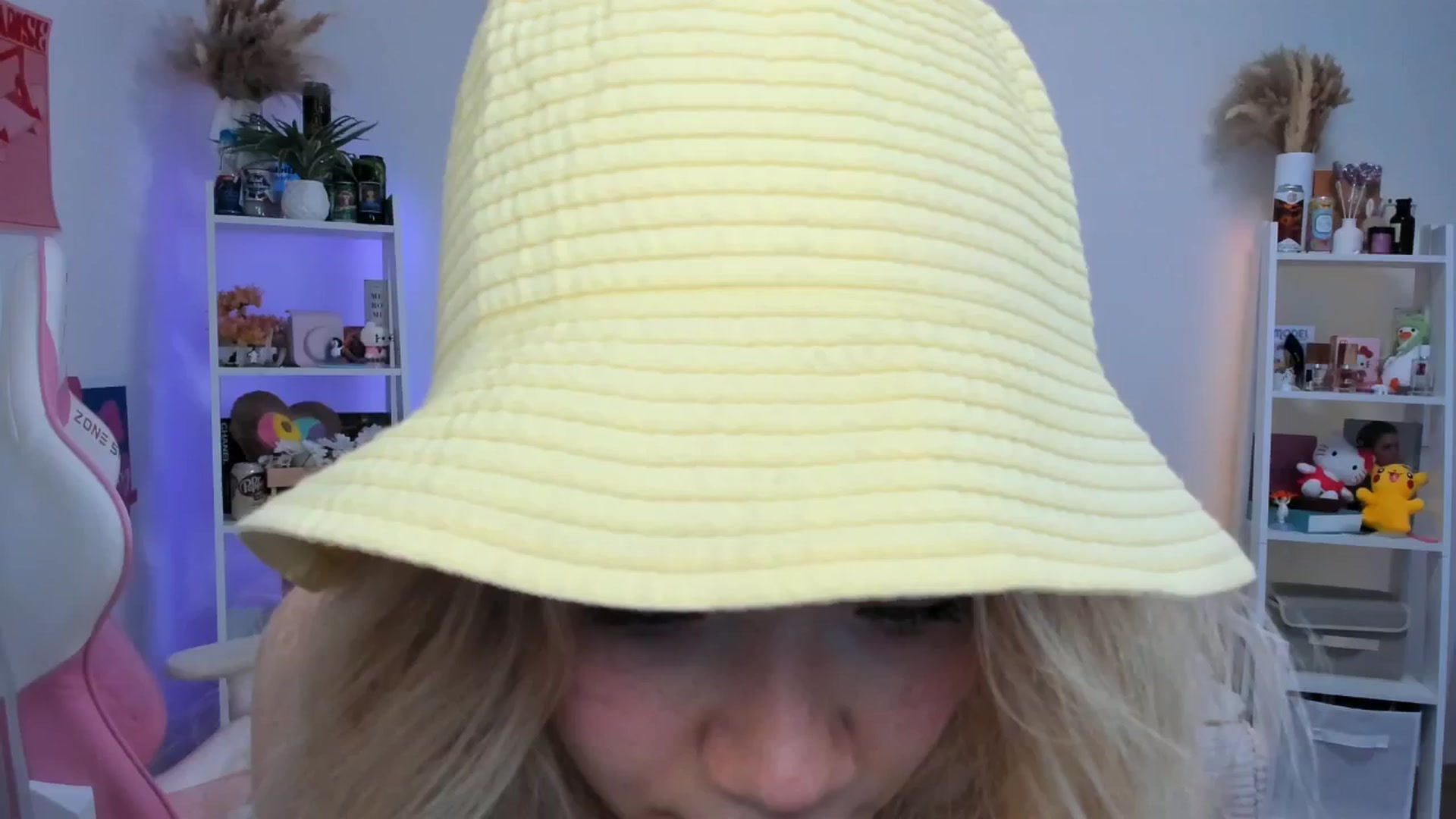 Gallery image thumbnail from Alice_Chery's myfreecams stream on, 06/20/2025, 06:16 image 1 of 20
