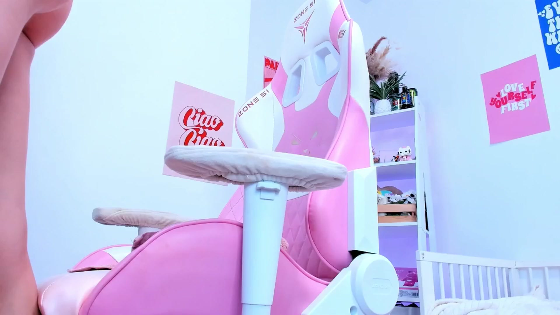 Gallery image thumbnail from Alice_Chery's myfreecams stream on, 06/23/2025, 11:04 image 13 of 20
