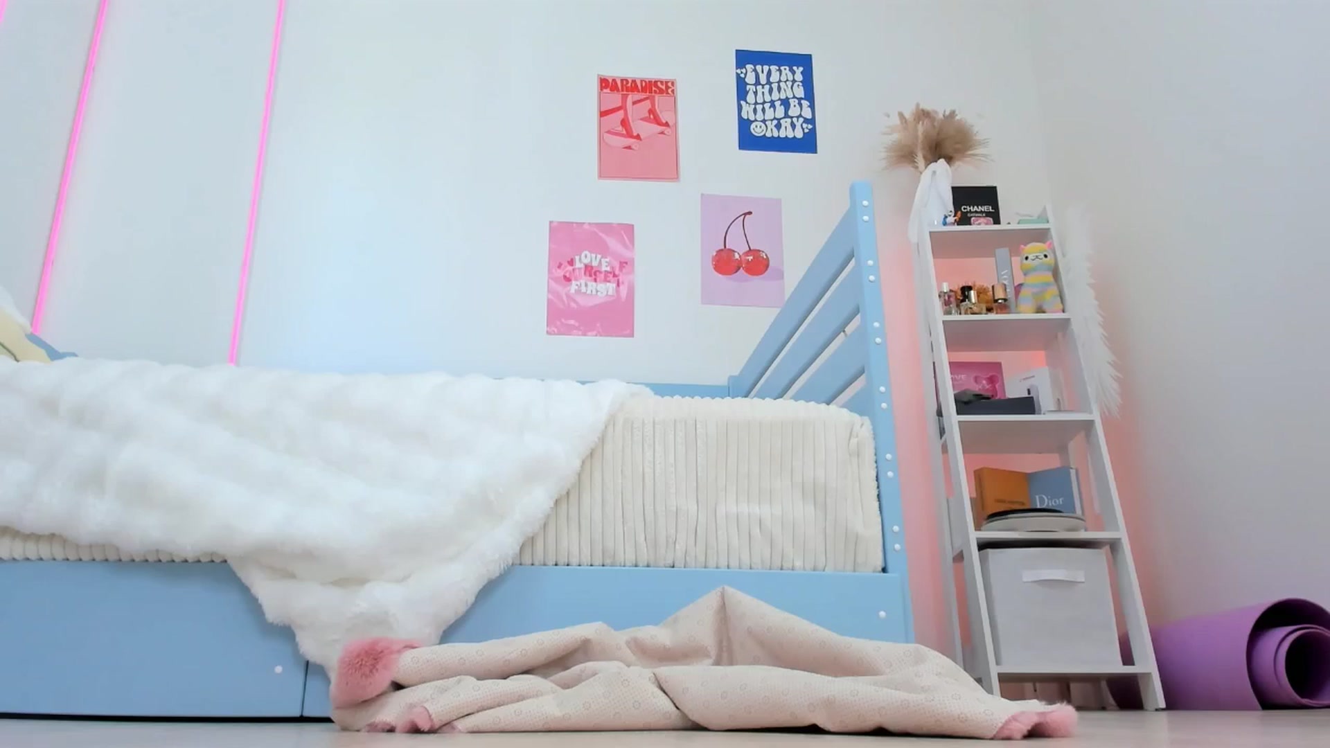 Gallery image thumbnail from Alice_Chery's myfreecams stream on, 07/01/2025, 10:19 image 12 of 20