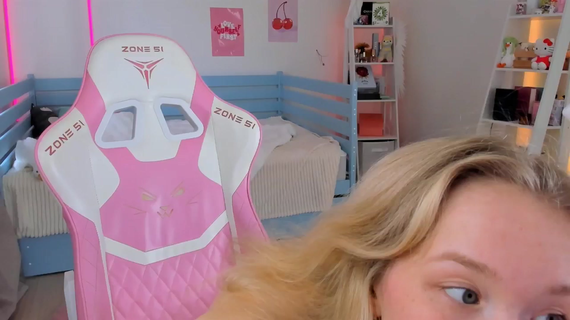 Gallery image thumbnail from Alice_Chery's myfreecams stream on, 07/03/2025, 08:06 image 8 of 20