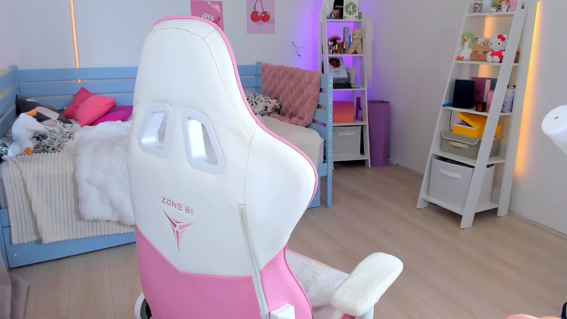 Gallery image thumbnail from Alice_Chery's myfreecams stream on, 07/06/2025, 09:30 image 16 of 20