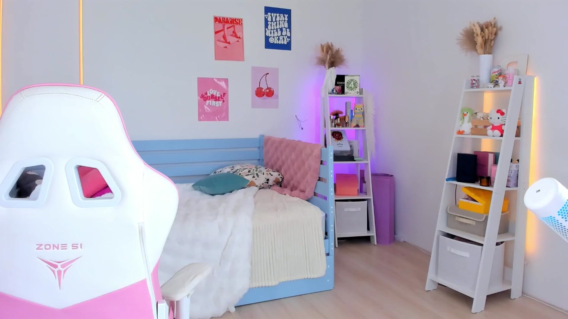 Gallery image thumbnail from Alice_Chery's myfreecams stream on, 07/06/2025, 10:59 image 19 of 20
