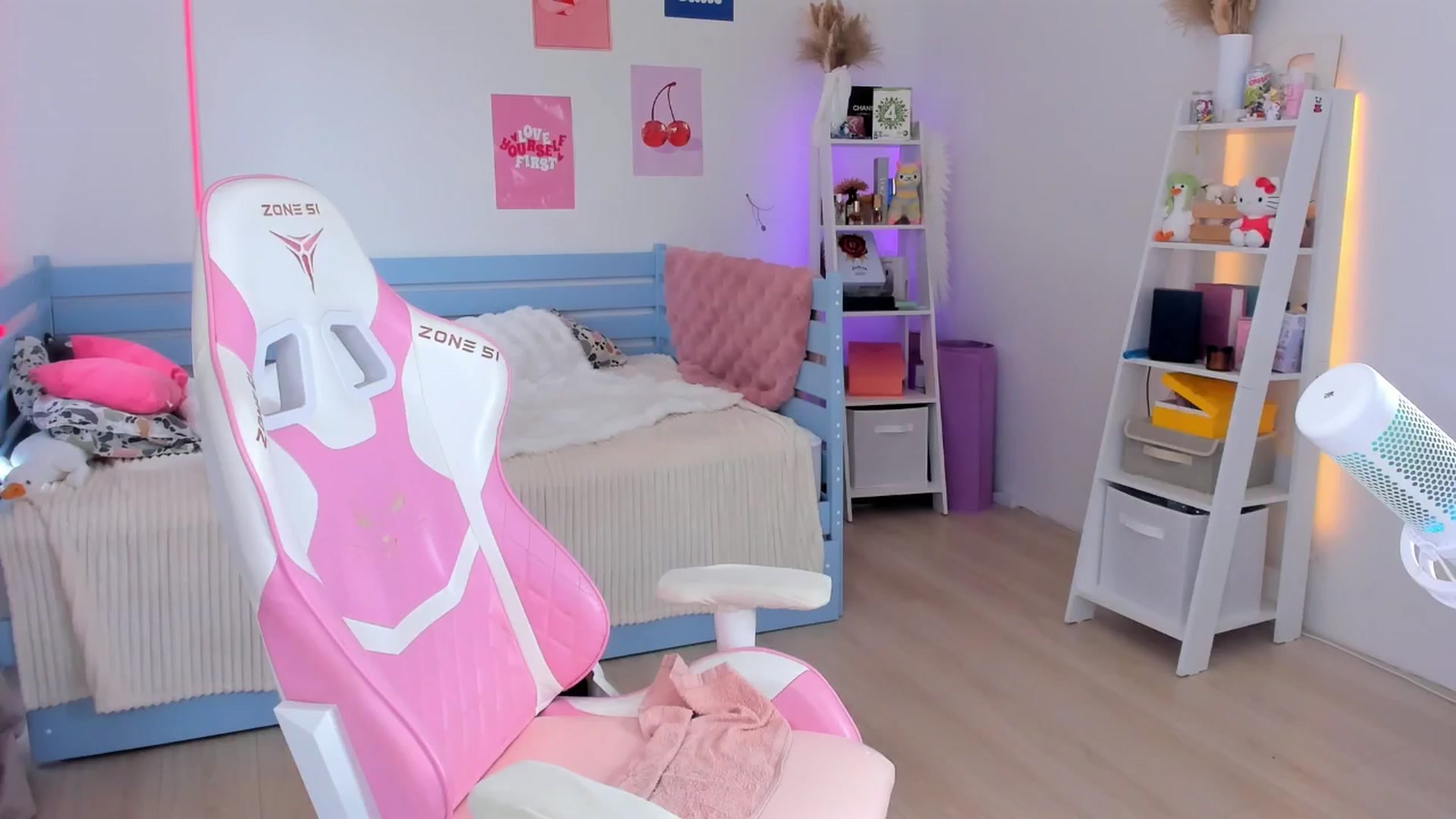 Gallery image thumbnail from Alice_Chery's myfreecams stream on, 07/07/2025, 11:07 image 10 of 20