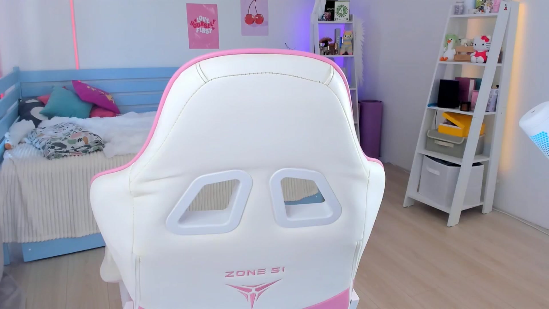 Gallery image thumbnail from Alice_Chery's myfreecams stream on, 07/09/2025, 09:22 image 5 of 20