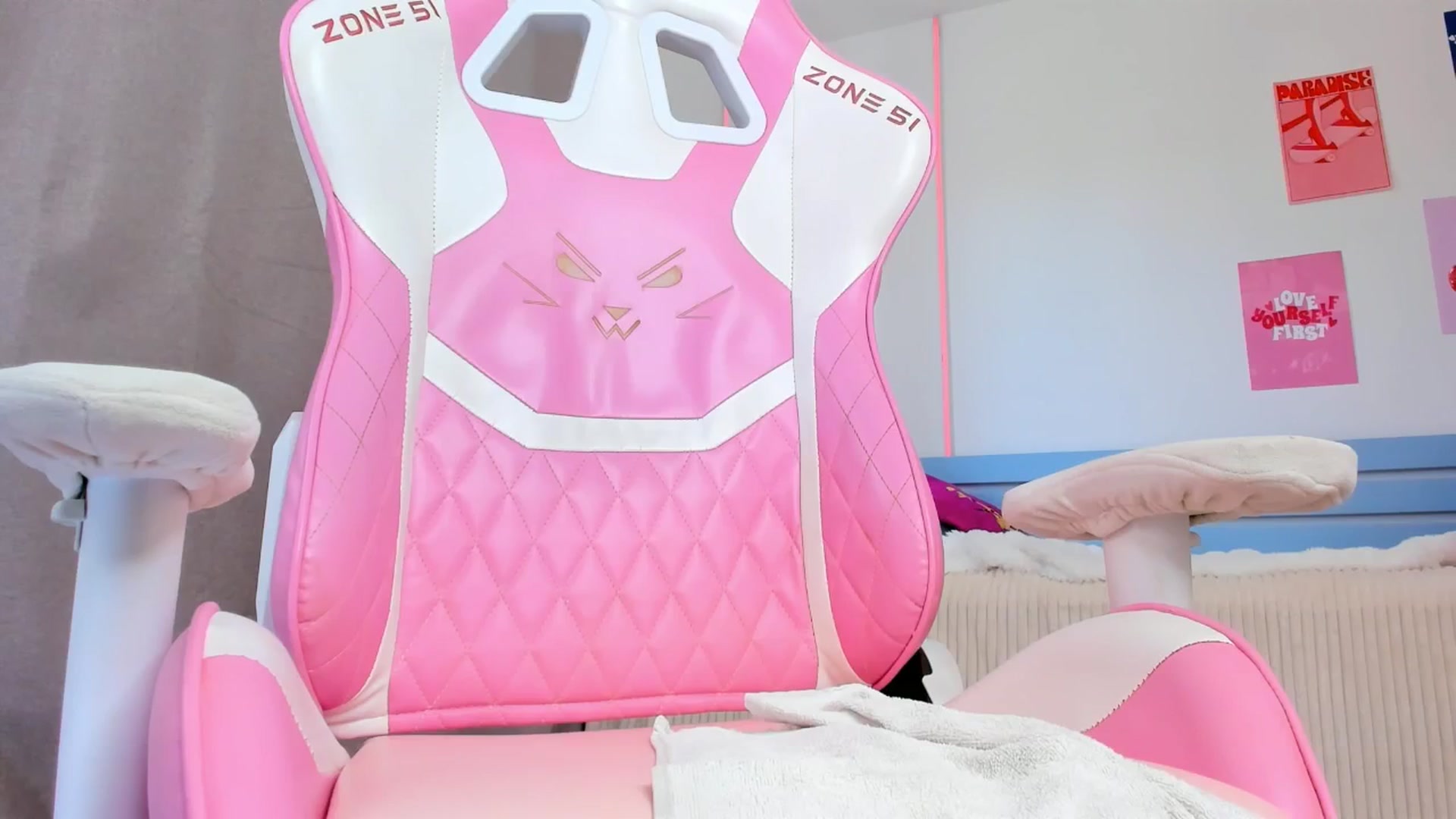 Gallery image thumbnail from Alice_Chery's myfreecams stream on, 07/09/2025, 09:22 image 13 of 20