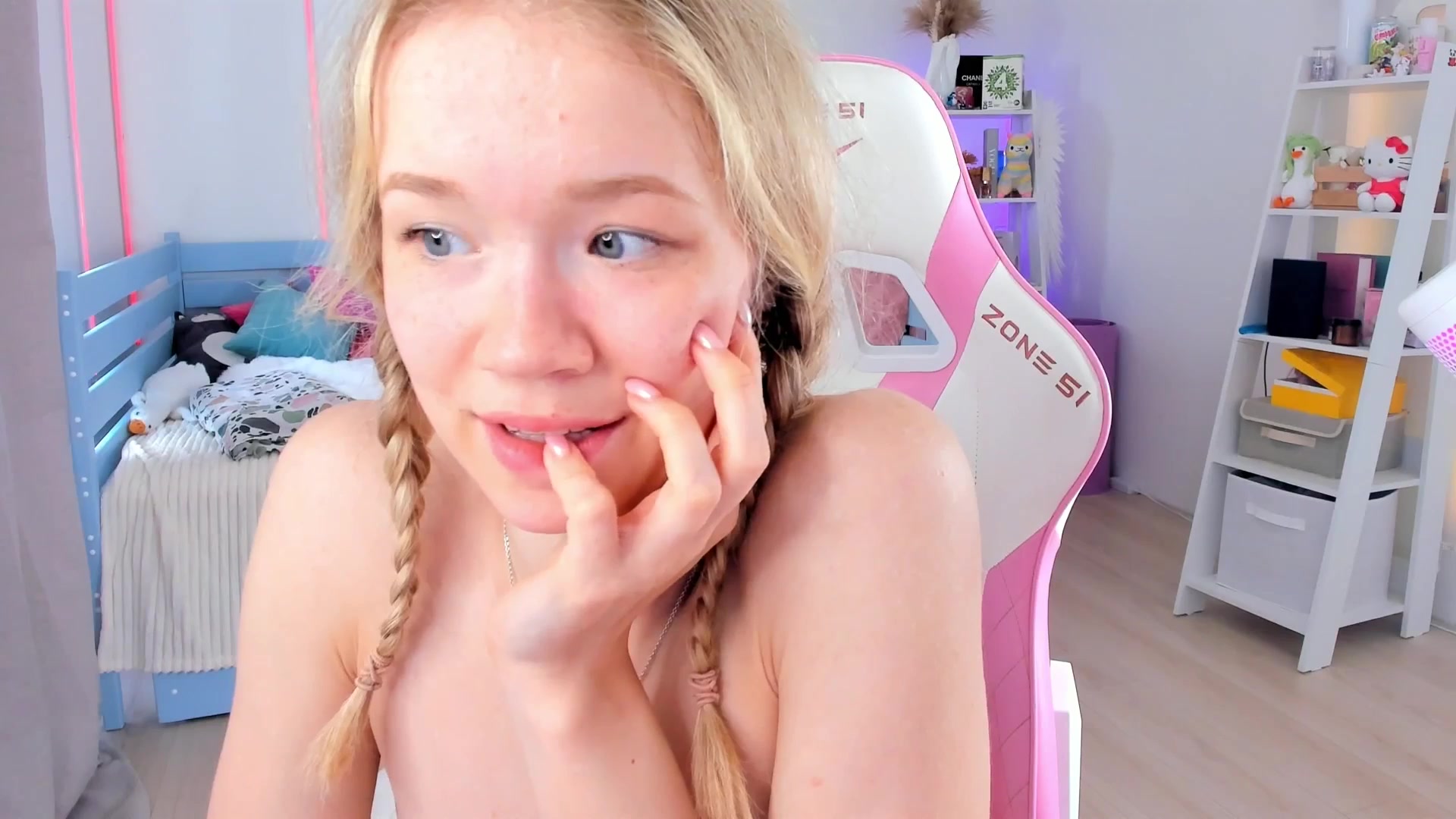 Gallery image thumbnail from Alice_Chery's myfreecams stream on, 07/09/2025, 09:22 image 19 of 20