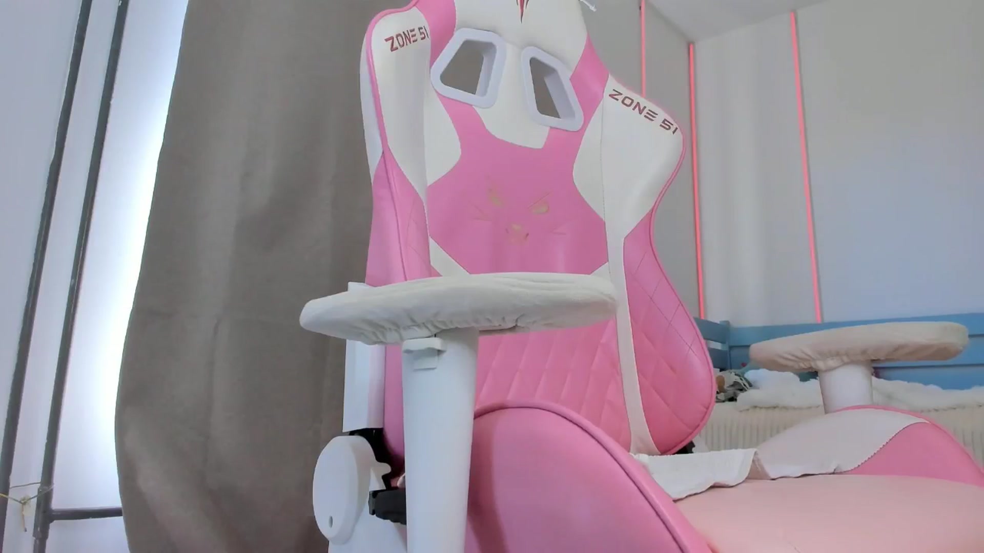 Gallery image thumbnail from Alice_Chery's myfreecams stream on, 07/09/2025, 09:22 image 10 of 20