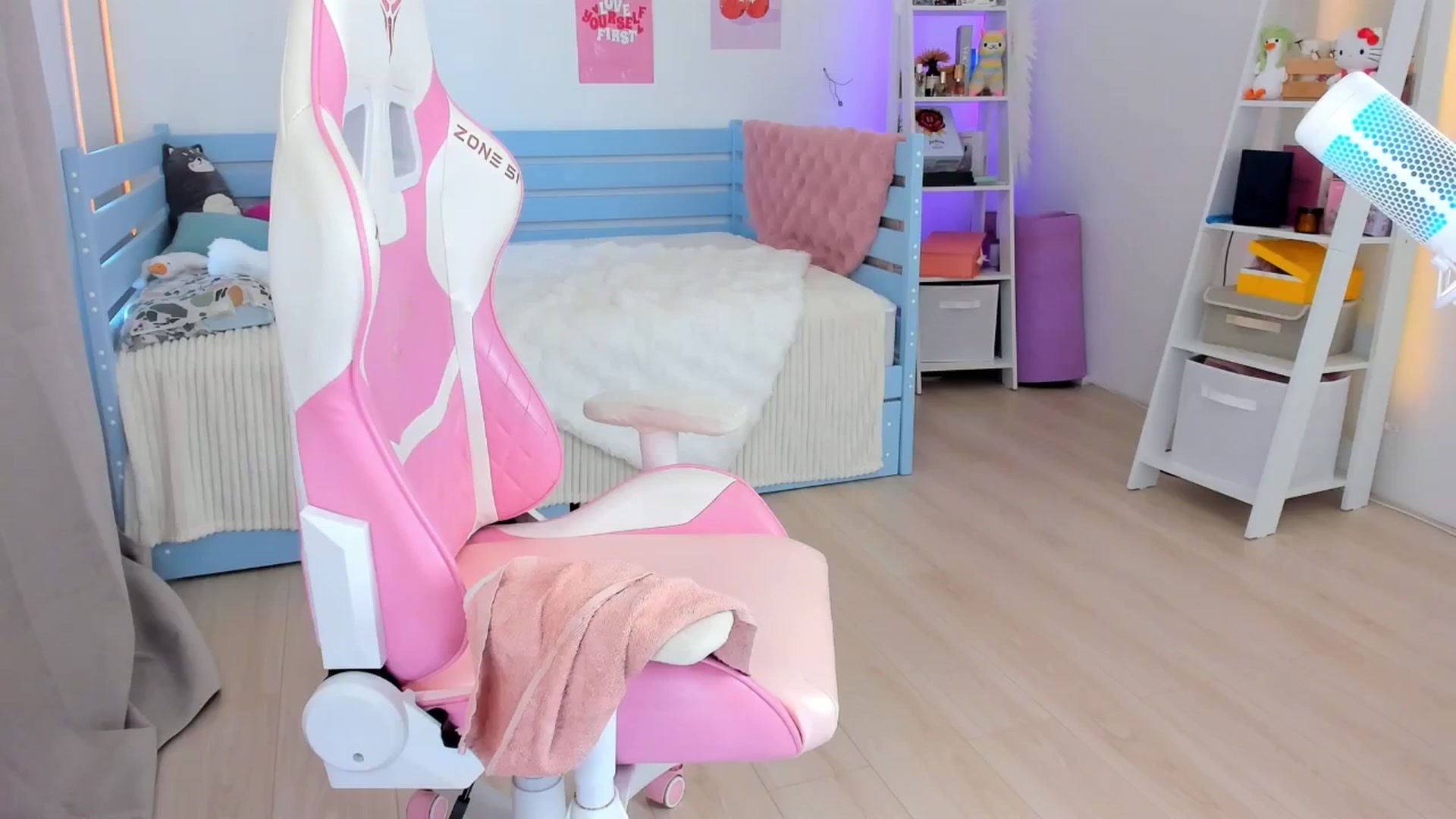 Gallery image thumbnail from Alice_Chery's myfreecams stream on, 07/12/2025, 10:44 image 19 of 20