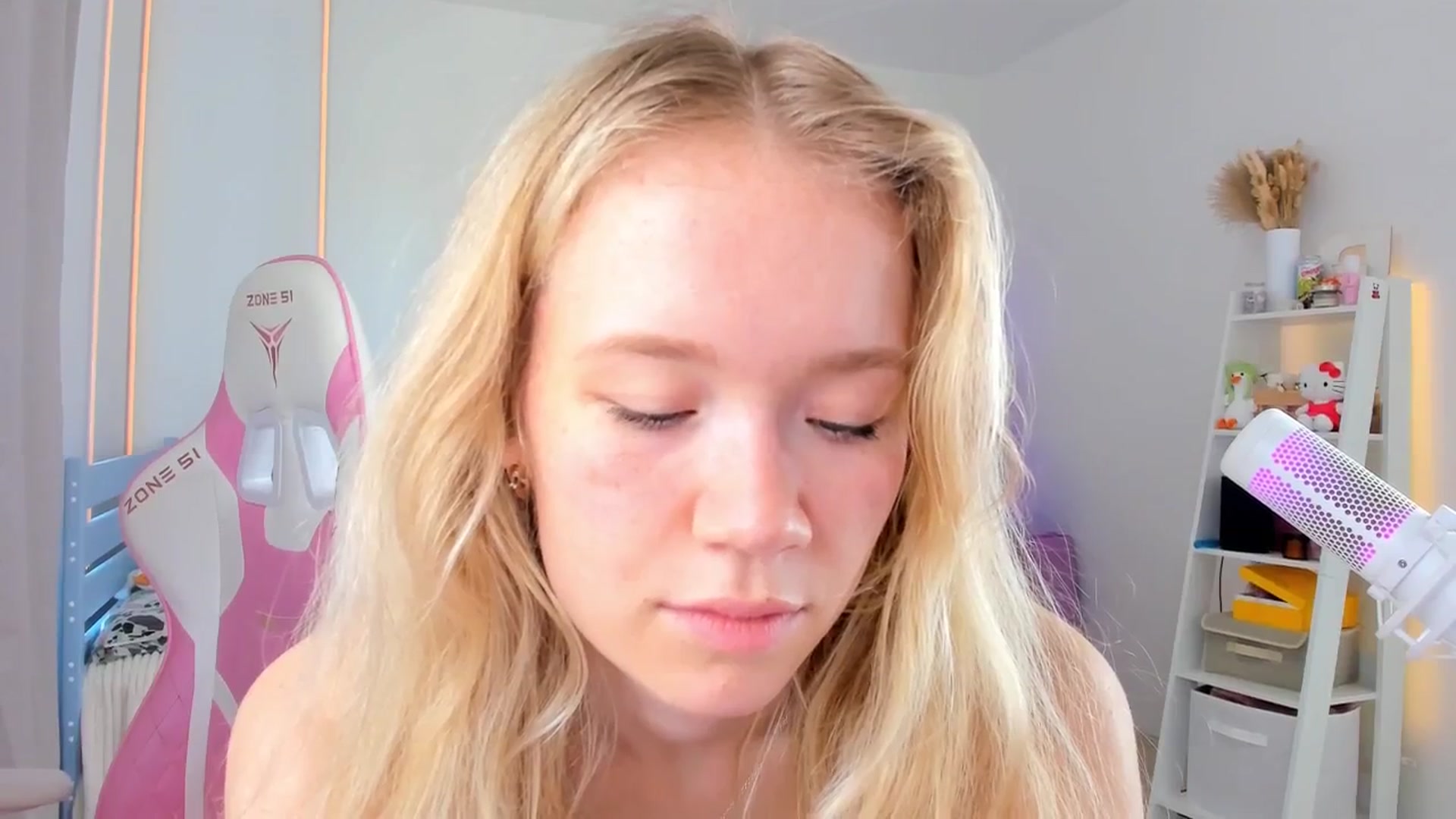 Gallery image thumbnail from Alice_Chery's myfreecams stream on, 07/12/2025, 10:44 image 3 of 20