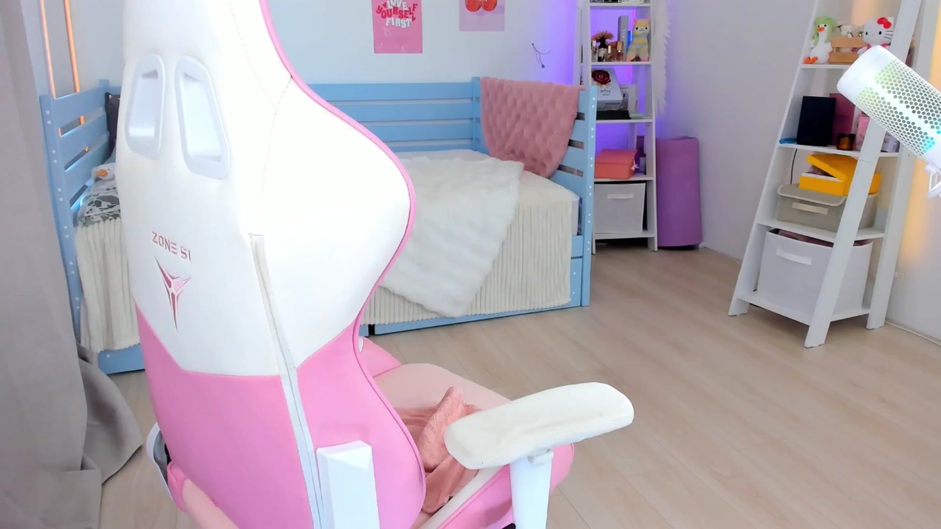 Gallery image thumbnail from Alice_Chery's myfreecams stream on, 07/12/2025, 10:44 image 18 of 20