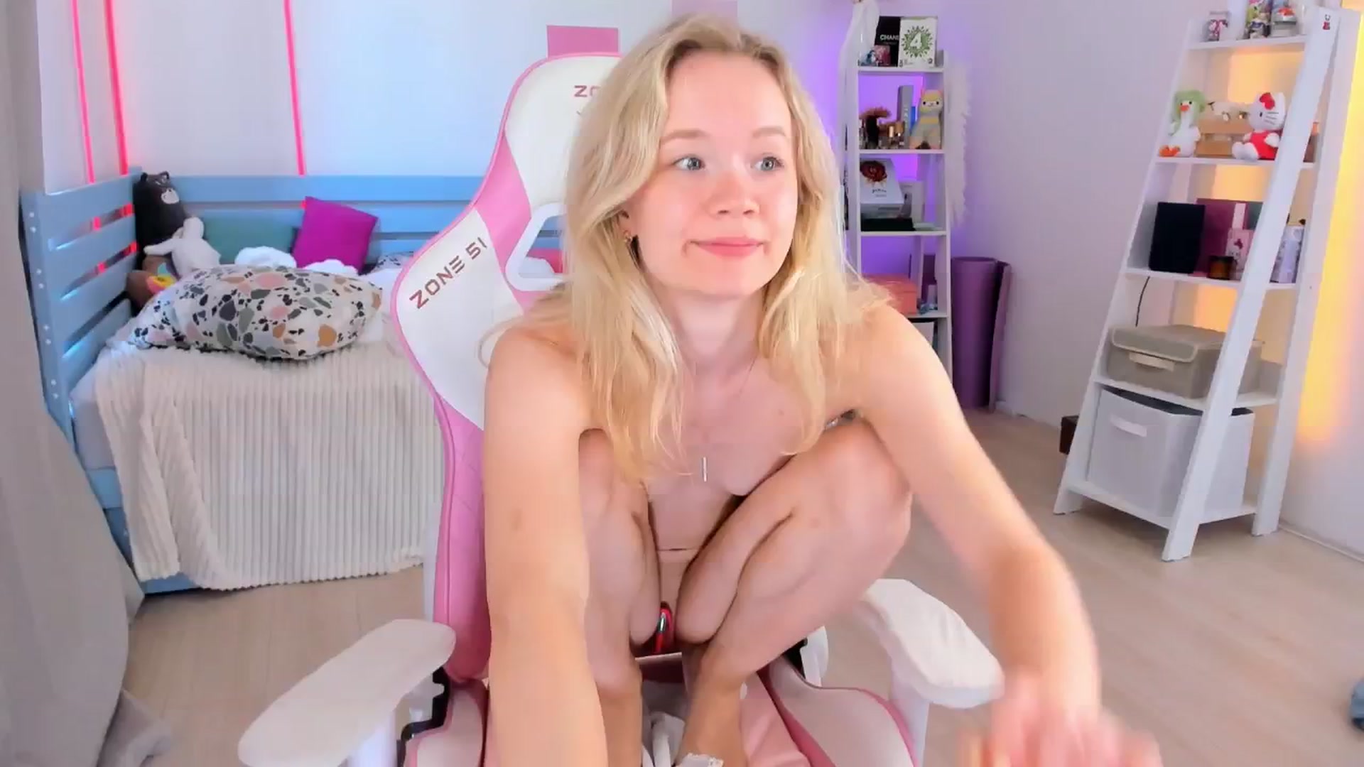 Gallery image thumbnail from Alice_Chery's myfreecams stream on, 07/18/2025, 11:01 image 3 of 20
