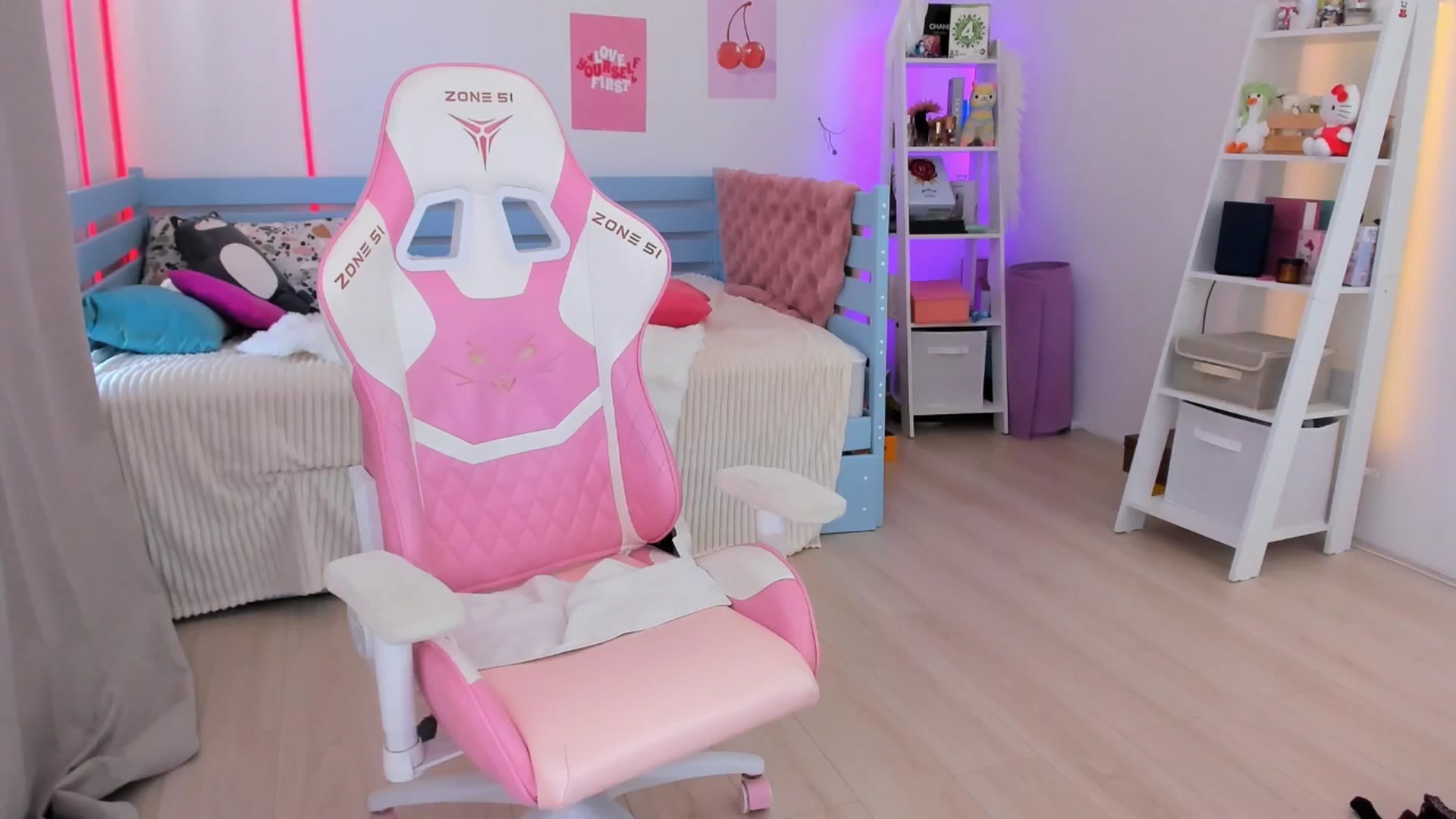 Gallery image thumbnail from Alice_Chery's myfreecams stream on, 07/20/2025, 07:38 image 12 of 20
