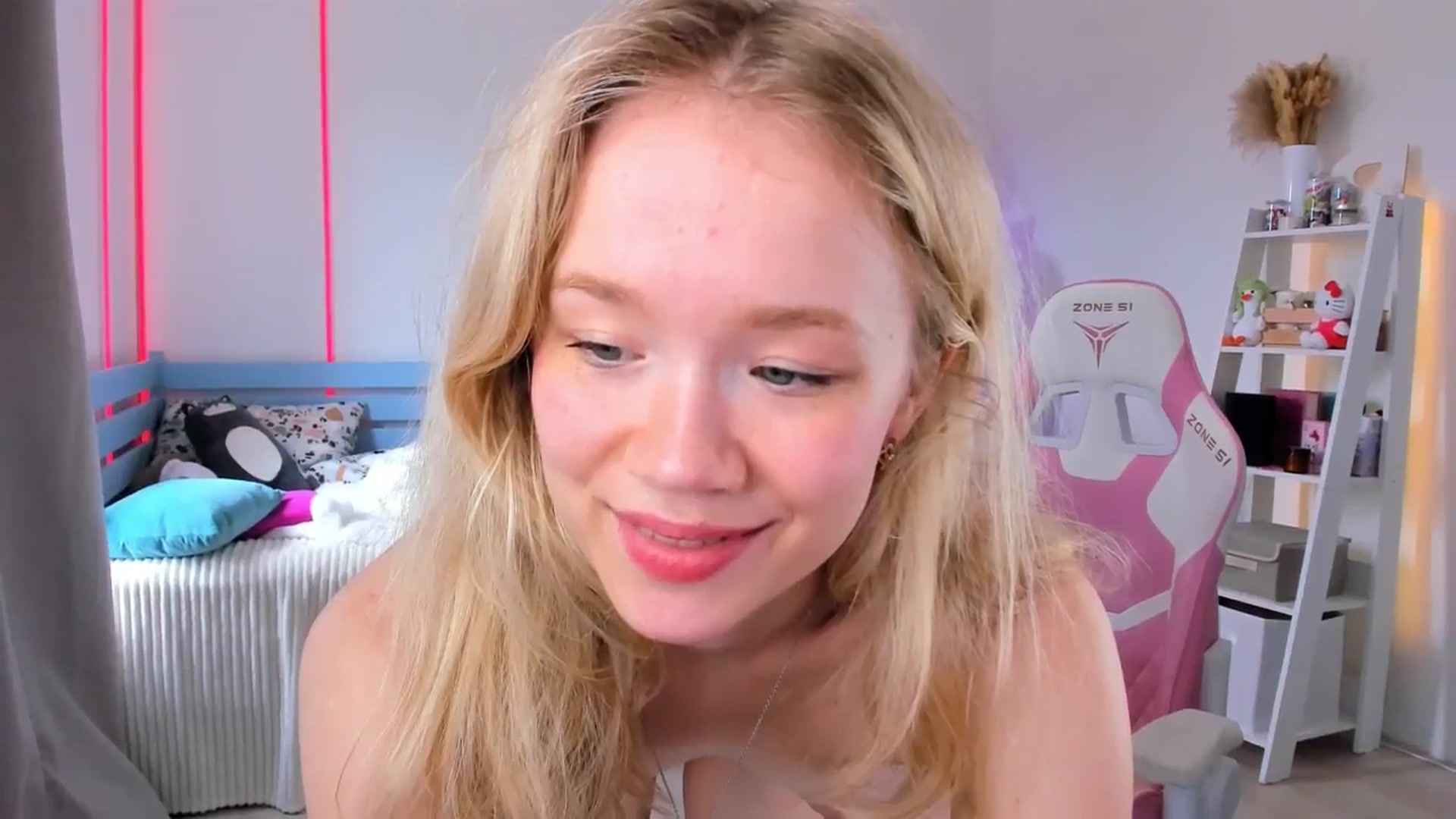 Gallery image thumbnail from Alice_Chery's myfreecams stream on, 07/20/2025, 11:25 image 18 of 20