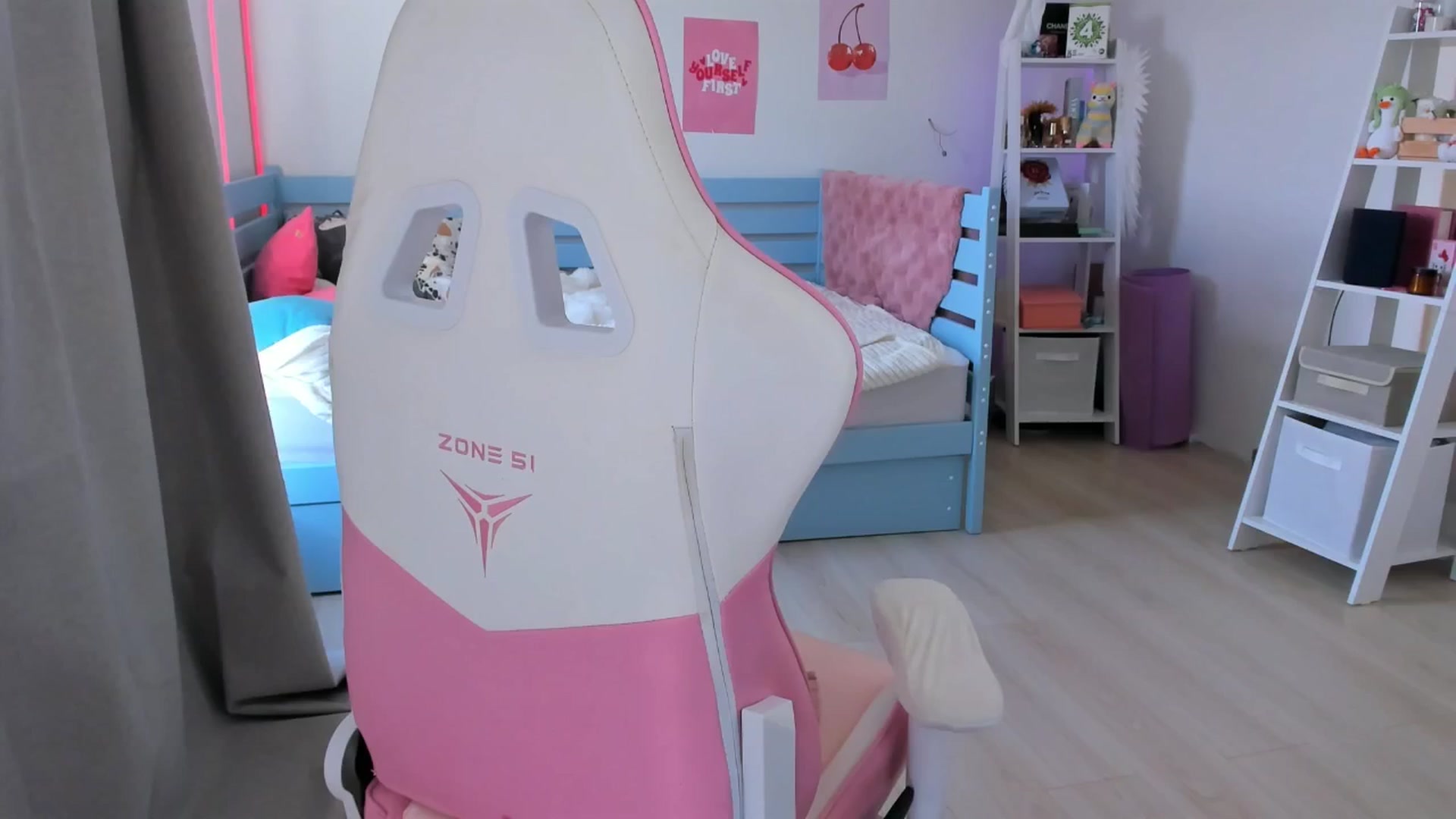Gallery image thumbnail from Alice_Chery's myfreecams stream on, 07/22/2025, 06:44 image 6 of 20
