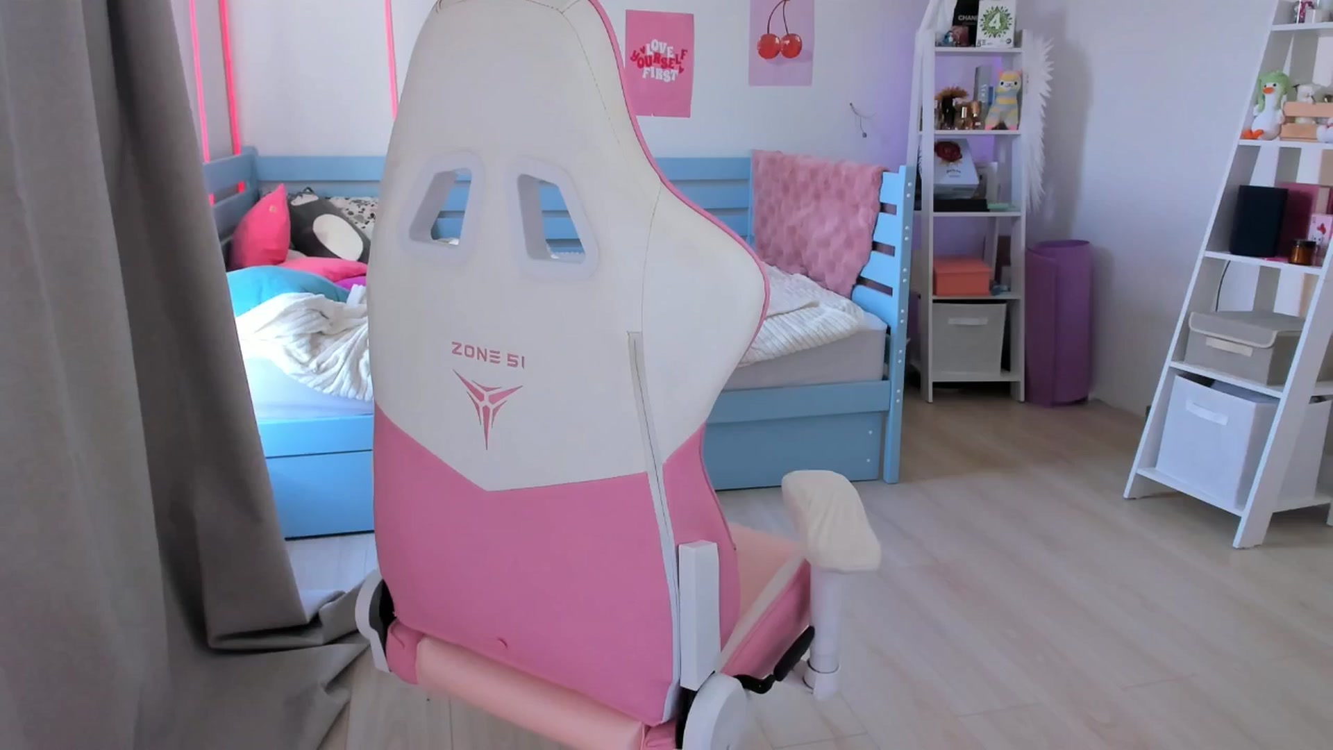 Gallery image thumbnail from Alice_Chery's myfreecams stream on, 07/22/2025, 06:44 image 4 of 20