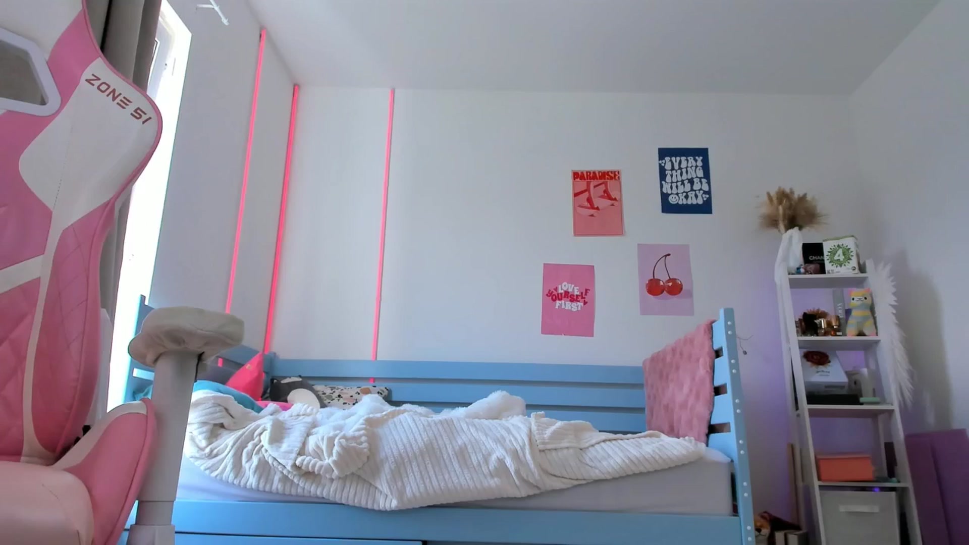Gallery image thumbnail from Alice_Chery's myfreecams stream on, 07/22/2025, 06:44 image 18 of 20