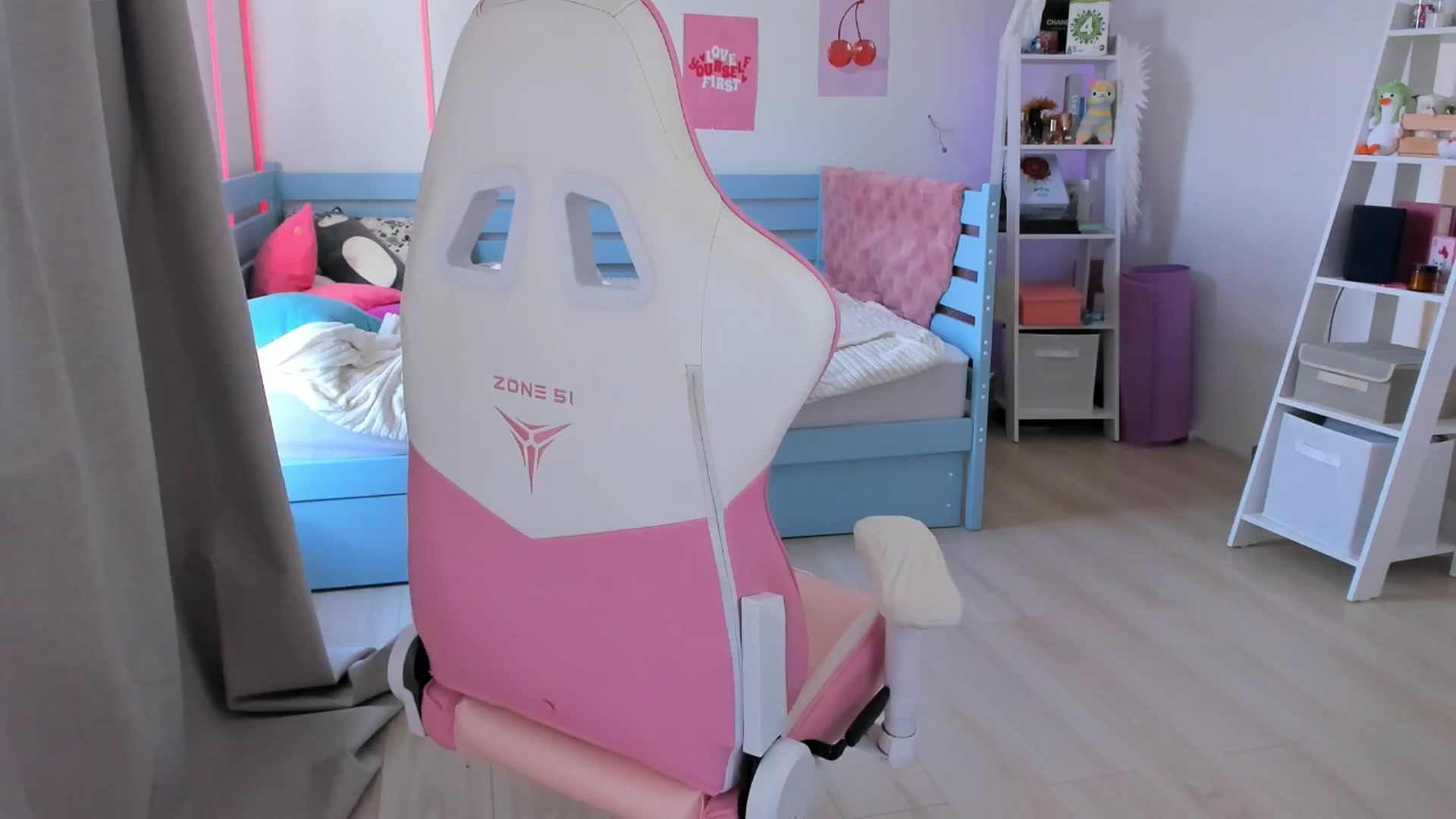 Gallery image thumbnail from Alice_Chery's myfreecams stream on, 07/22/2025, 06:44 image 5 of 20