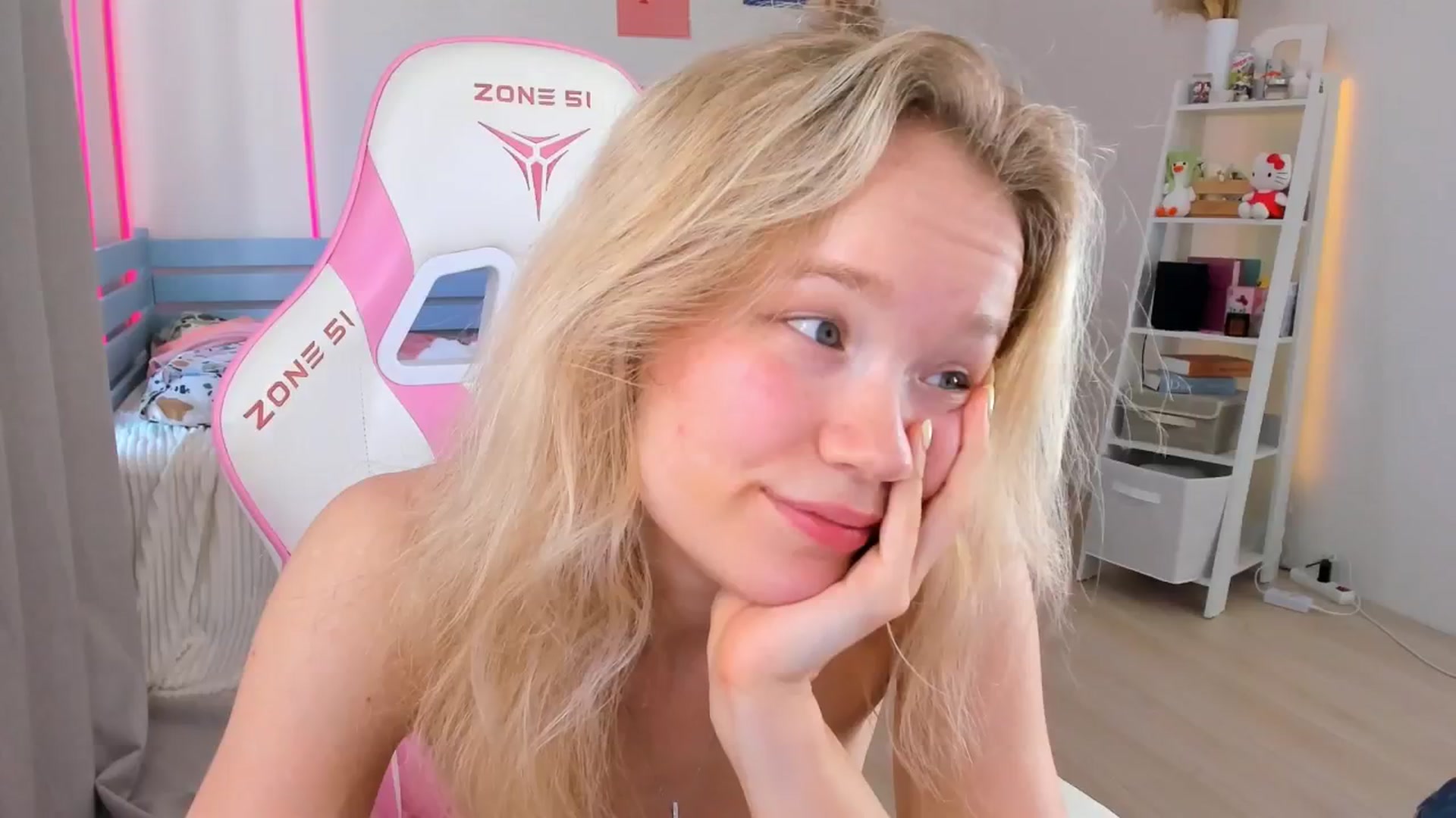 Gallery image thumbnail from Alice_Chery's myfreecams stream on, 07/25/2025, 09:12 image 7 of 20