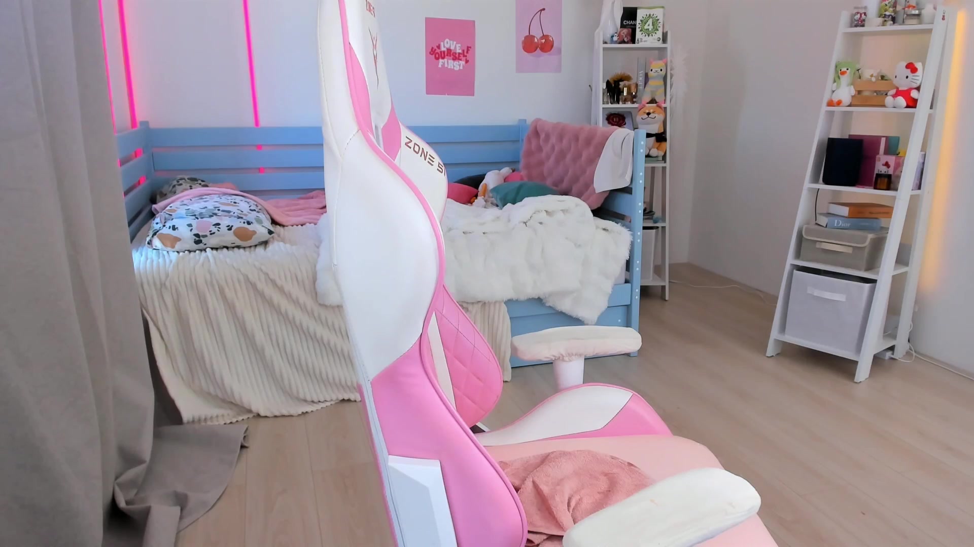 Gallery image thumbnail from Alice_Chery's myfreecams stream on, 07/25/2025, 09:12 image 17 of 20