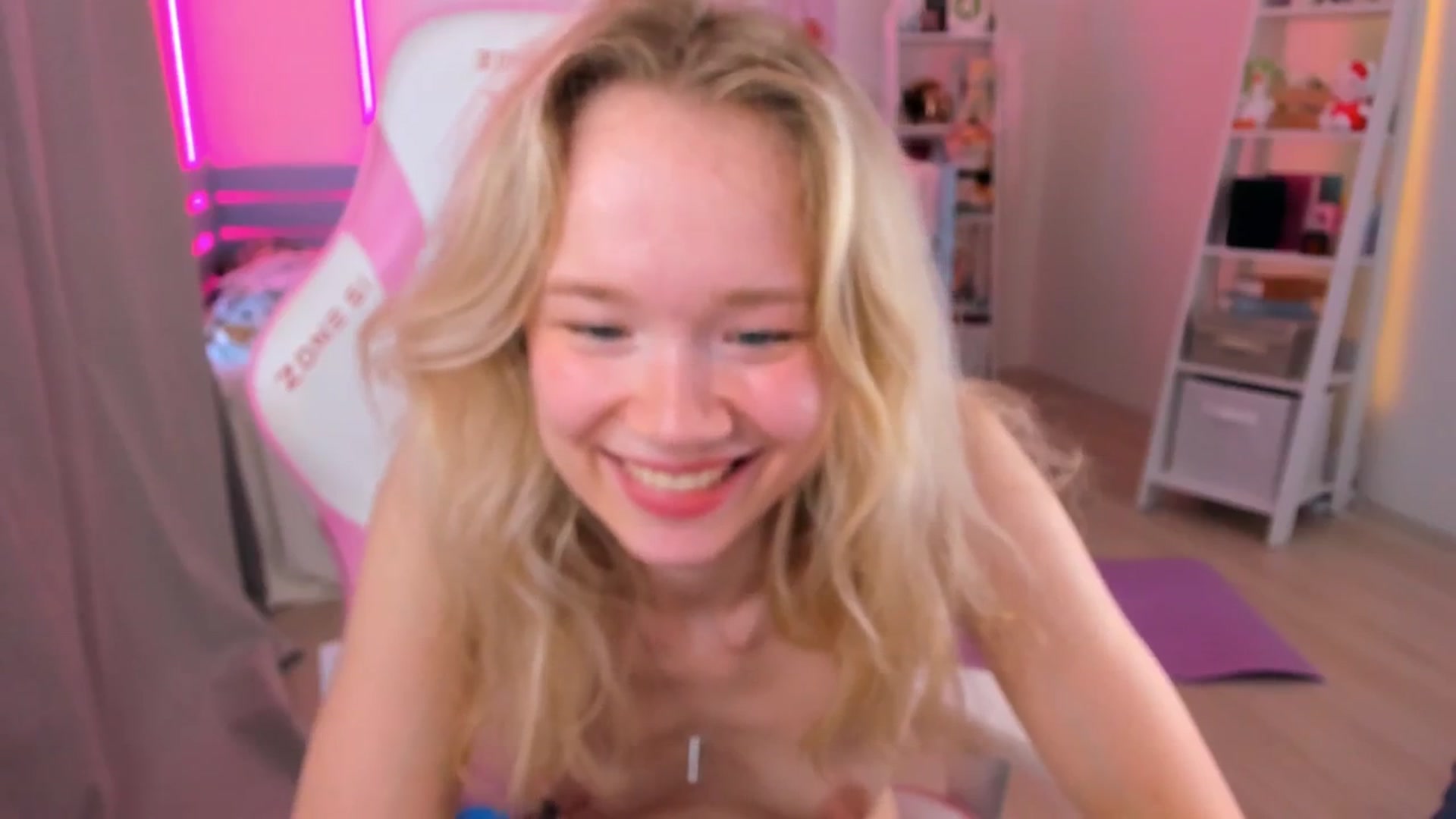 Gallery image thumbnail from Alice_Chery's myfreecams stream on, 07/25/2025, 11:31 image 16 of 20