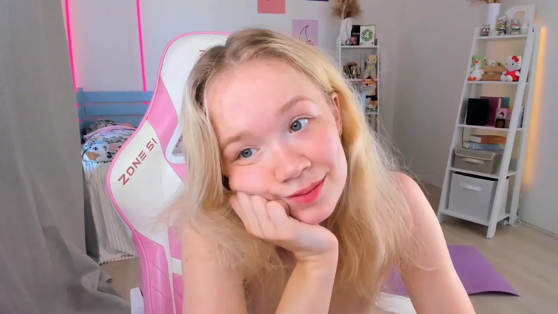 Gallery image thumbnail from Alice_Chery's myfreecams stream on, 07/25/2025, 11:31 image 1 of 20