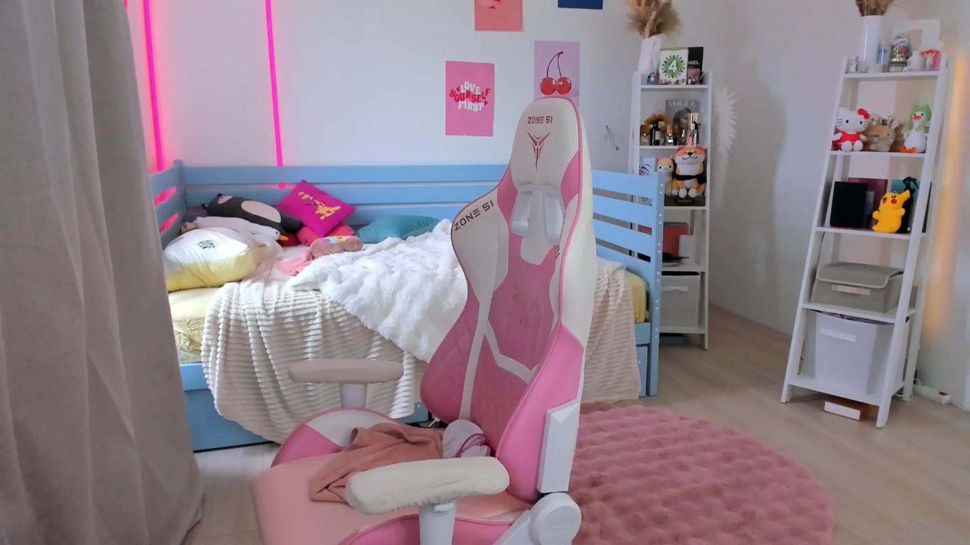 Gallery image thumbnail from Alice_Chery's myfreecams stream on, 07/29/2025, 11:07 image 6 of 20