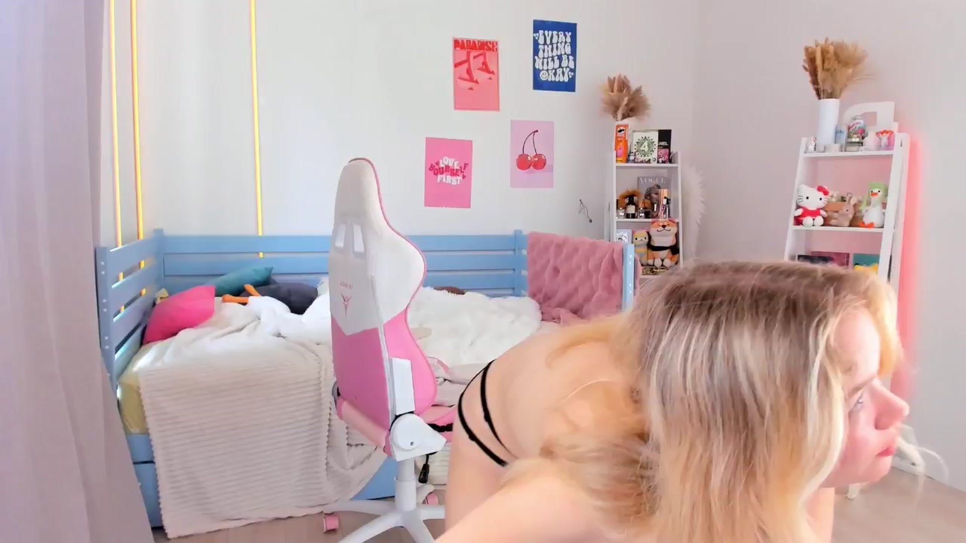 Gallery image thumbnail from Alice_Chery's myfreecams stream on, 07/31/2025, 08:53 image 5 of 20