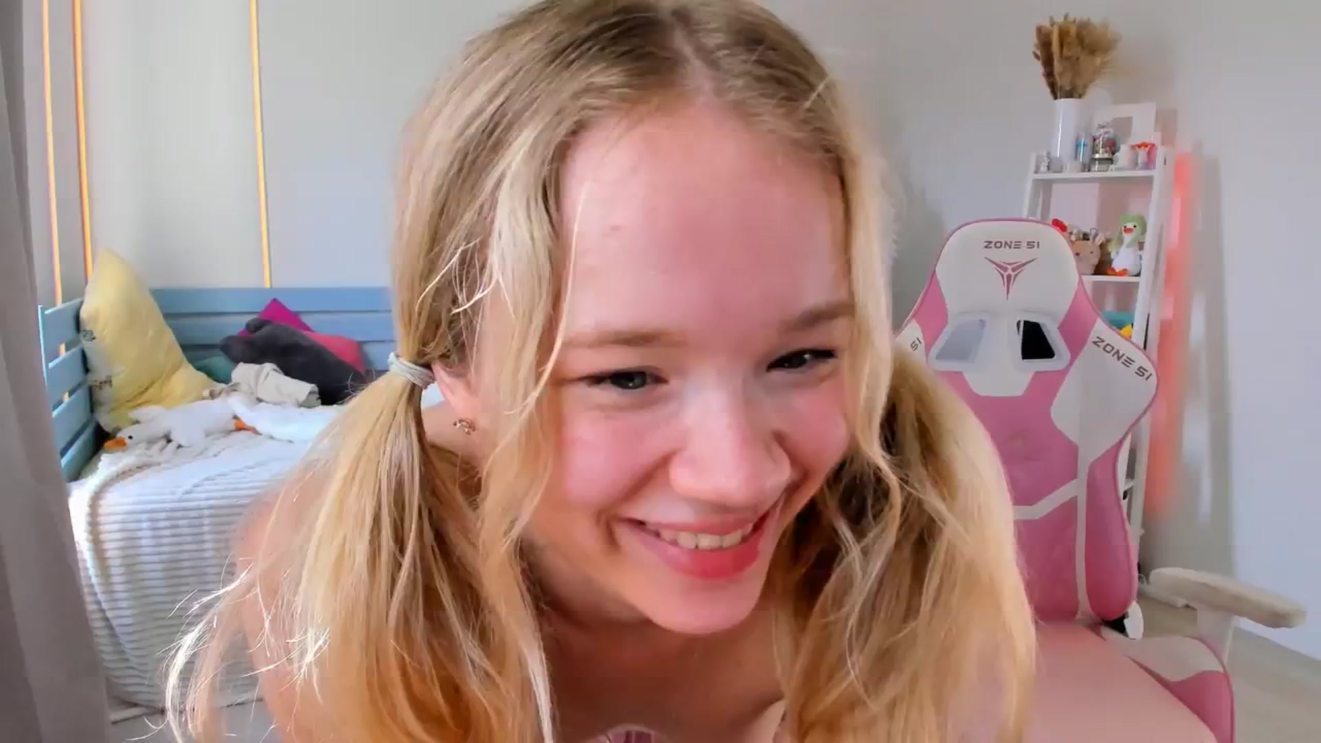Gallery image thumbnail from Alice_Chery's myfreecams stream on, 08/01/2025, 06:47 image 9 of 20