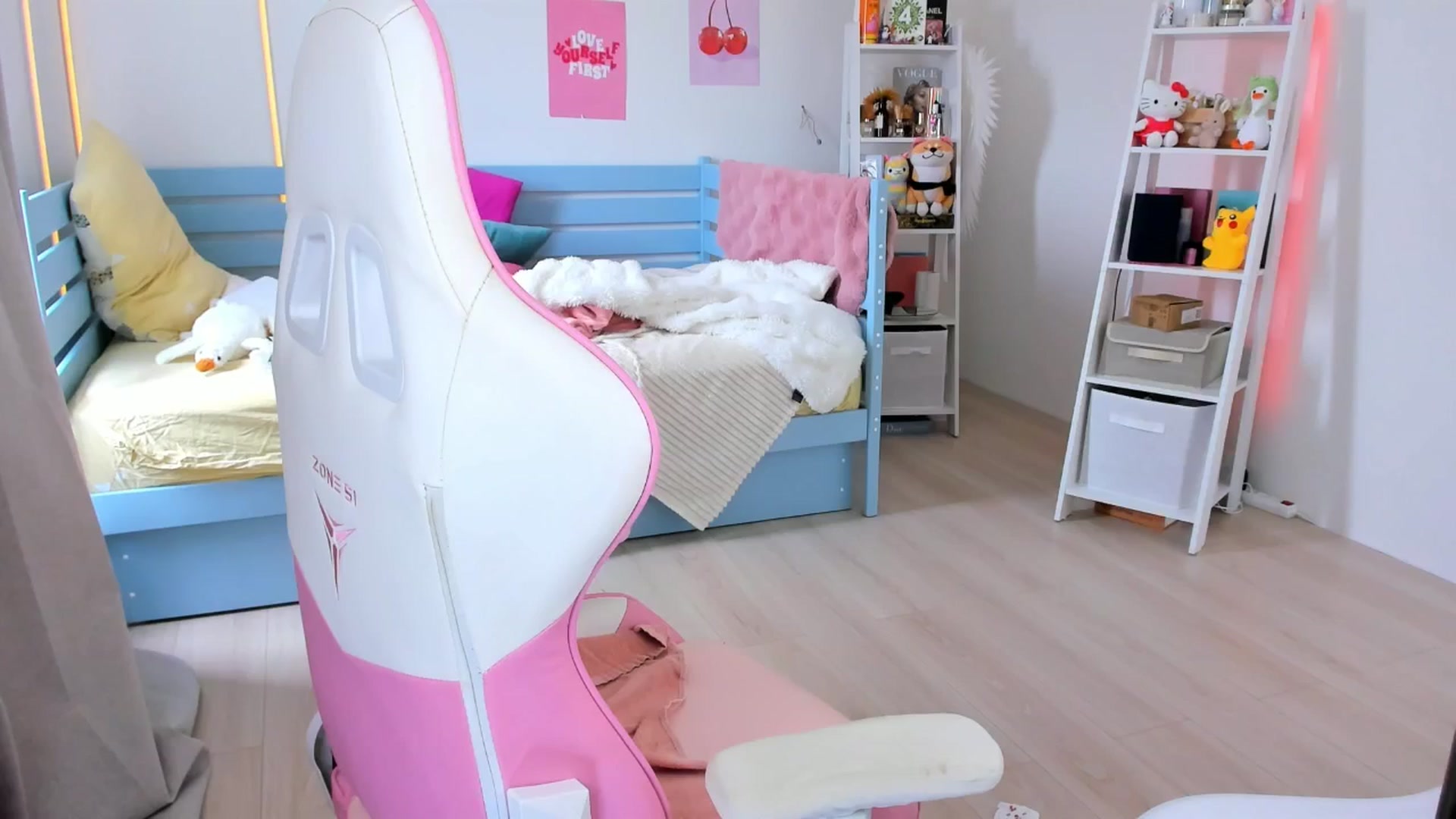 Gallery image thumbnail from Alice_Chery's myfreecams stream on, 08/01/2025, 10:36 image 3 of 20