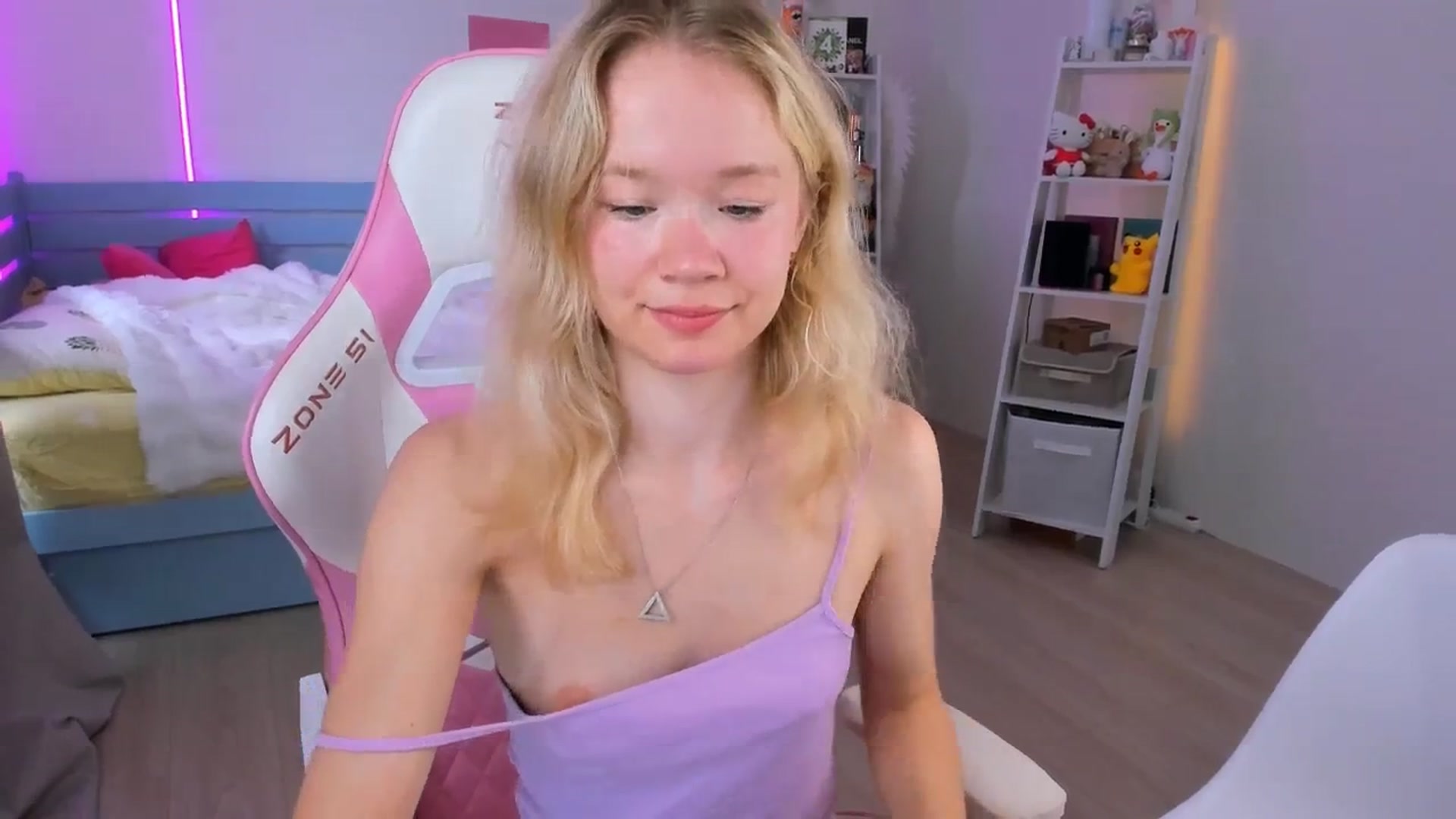 Gallery image thumbnail from Alice_Chery's myfreecams stream on, 08/02/2025, 07:58 image 7 of 20