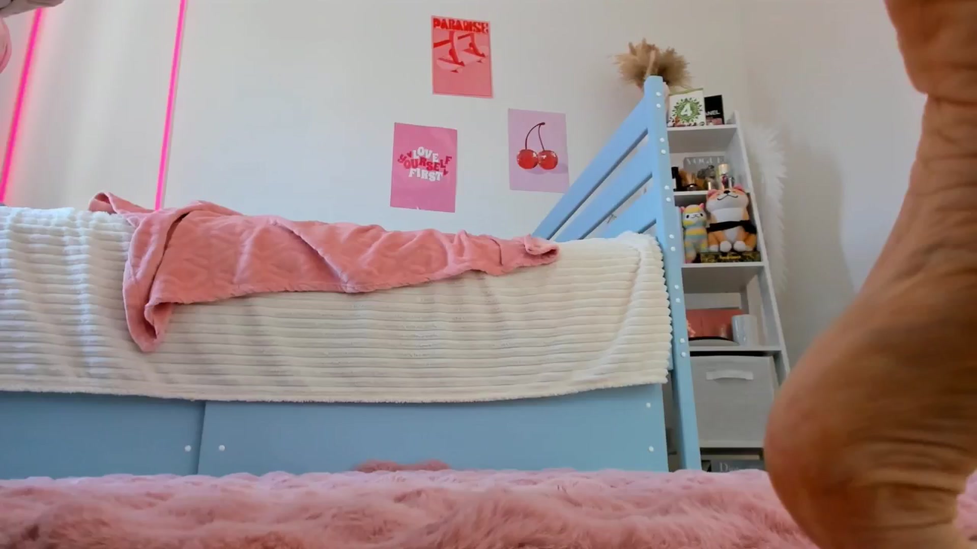 Gallery image thumbnail from Alice_Chery's myfreecams stream on, 08/05/2025, 07:47 image 6 of 20