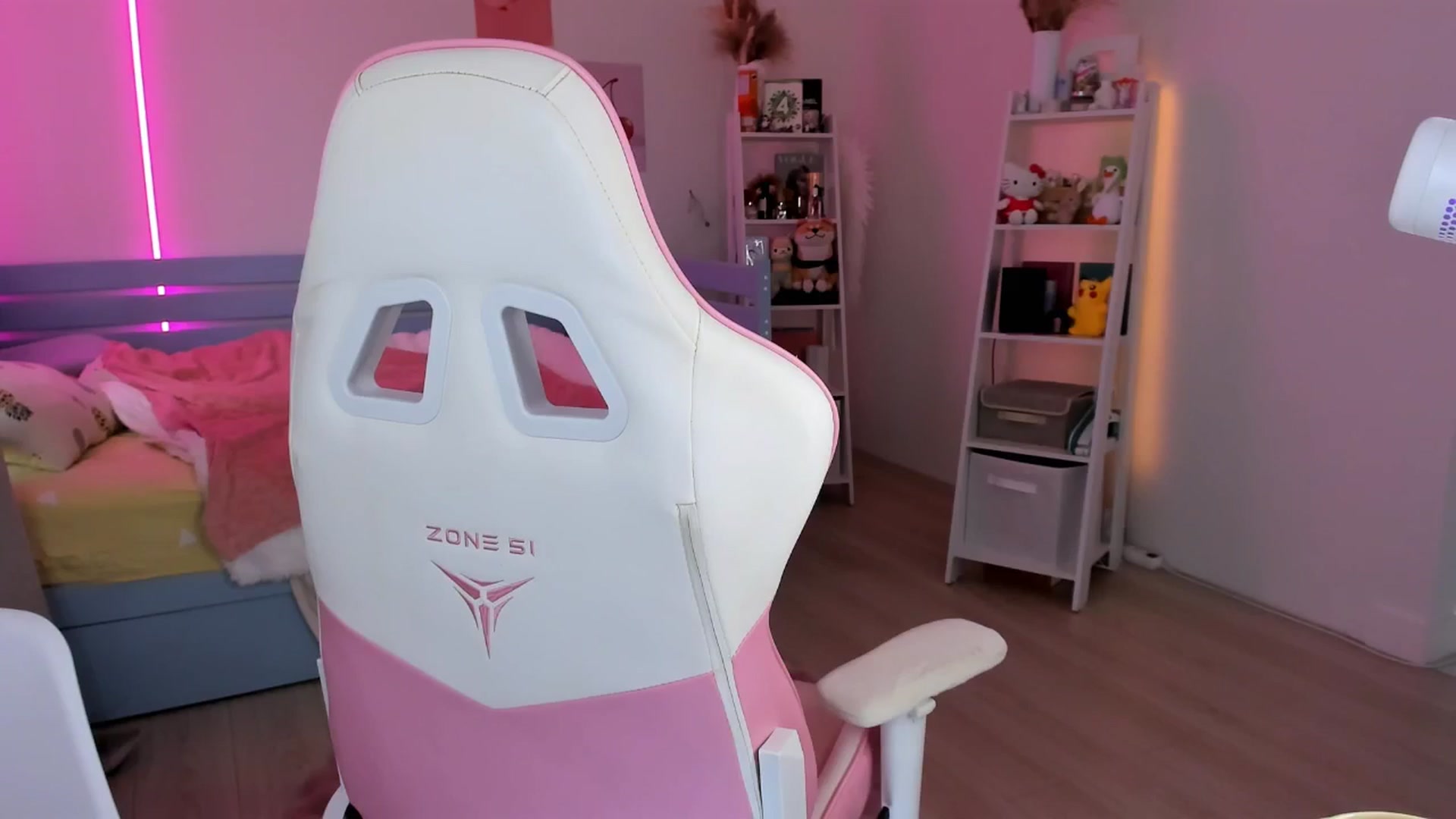 Gallery image thumbnail from Alice_Chery's myfreecams stream on, 08/06/2025, 11:01 image 8 of 20