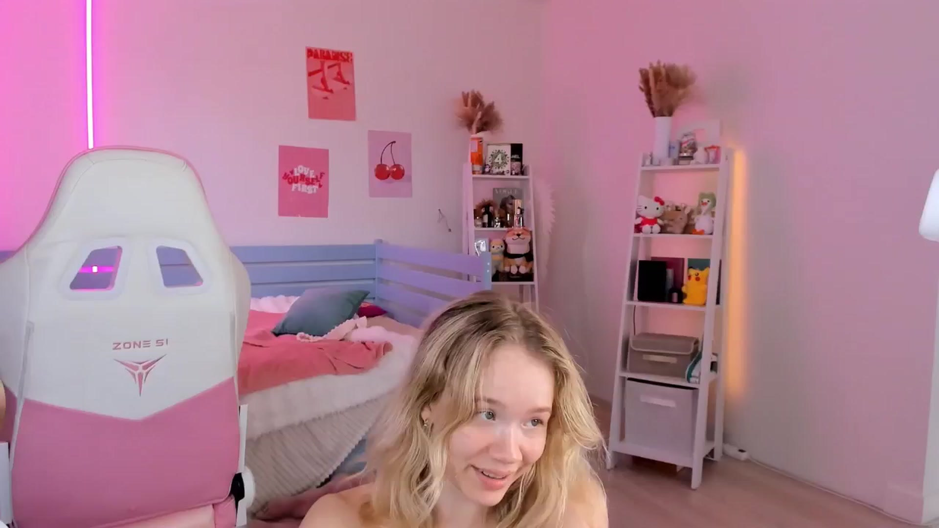 Gallery image thumbnail from Alice_Chery's myfreecams stream on, 08/06/2025, 11:32 image 11 of 20