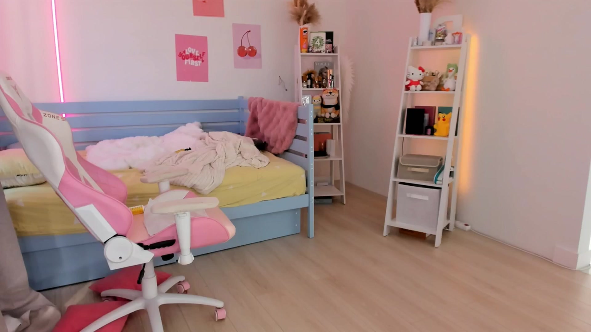 Gallery image thumbnail from Alice_Chery's myfreecams stream on, 08/08/2025, 06:10 image 5 of 20
