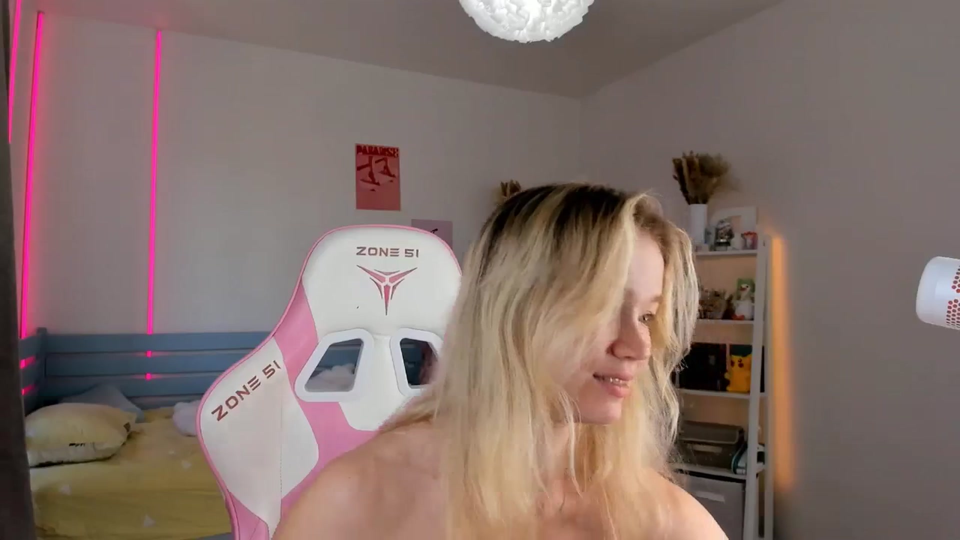 Gallery image thumbnail from Alice_Chery's myfreecams stream on, 08/08/2025, 11:10 image 16 of 20