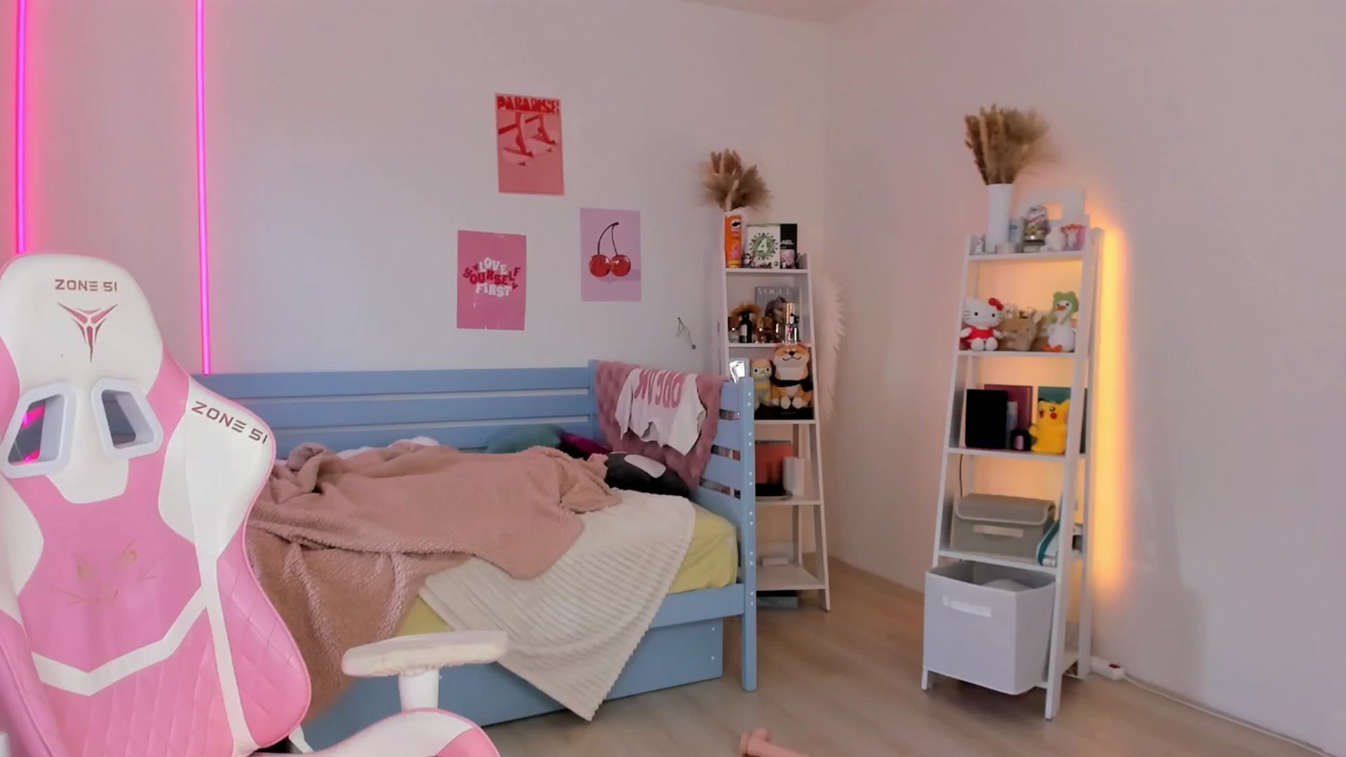 Gallery image thumbnail from Alice_Chery's myfreecams stream on, 08/09/2025, 09:30 image 1 of 20