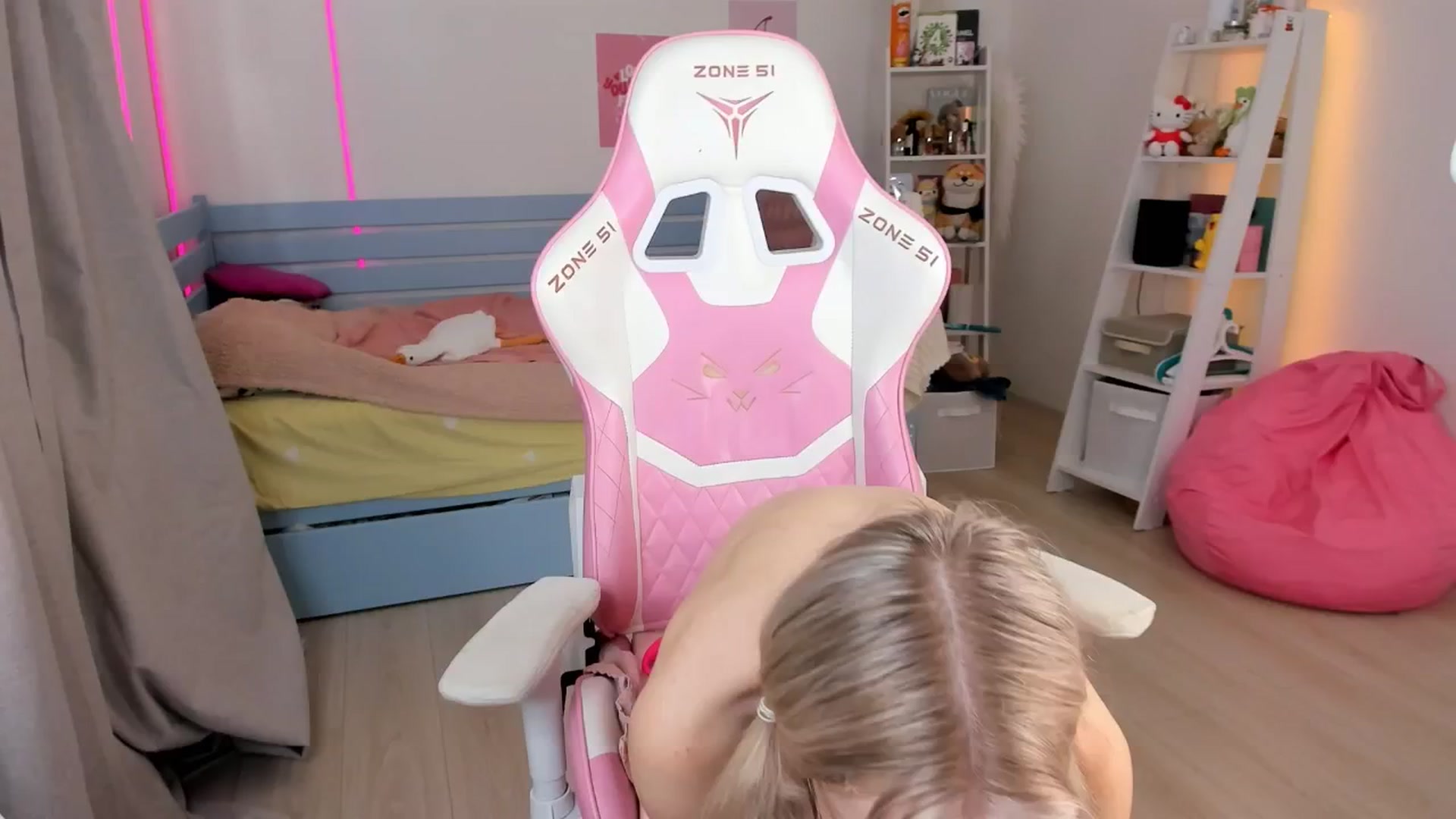 Gallery image thumbnail from Alice_Chery's myfreecams stream on, 08/17/2025, 06:12 image 4 of 20
