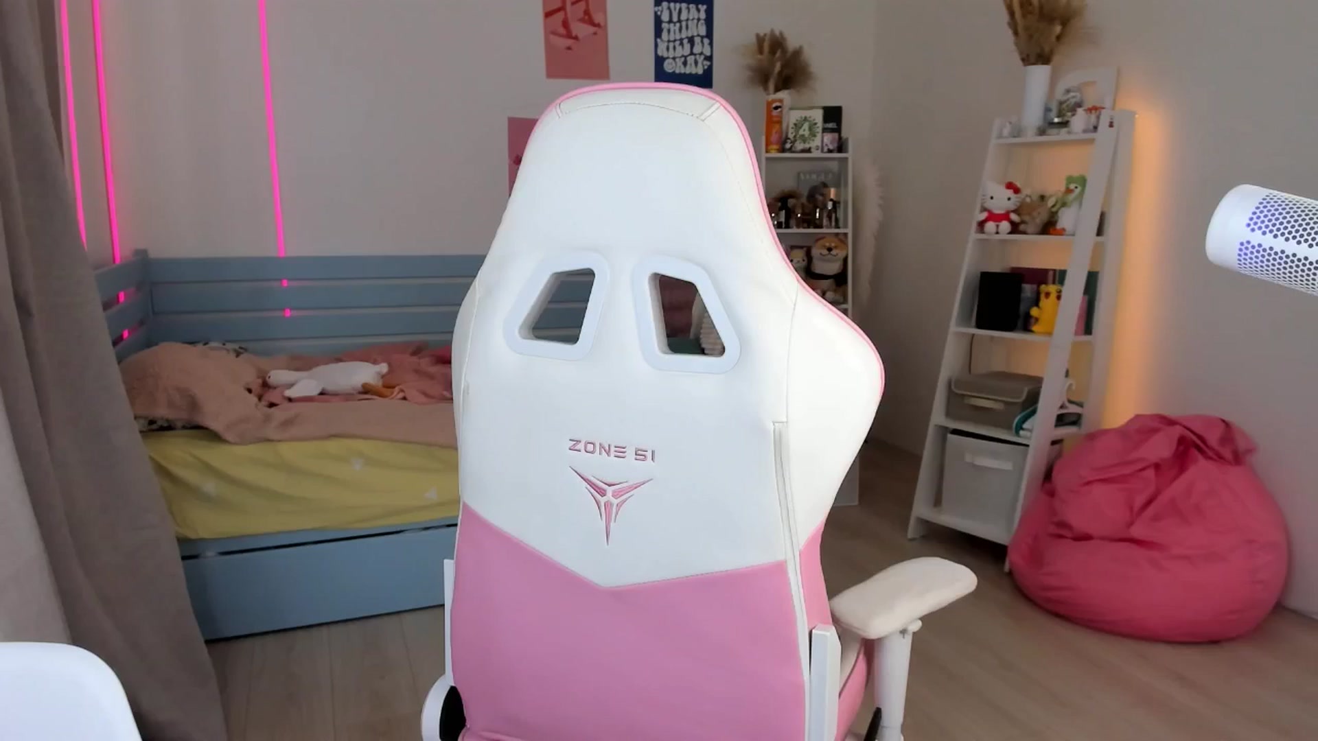 Gallery image thumbnail from Alice_Chery's myfreecams stream on, 08/17/2025, 07:05 image 16 of 20