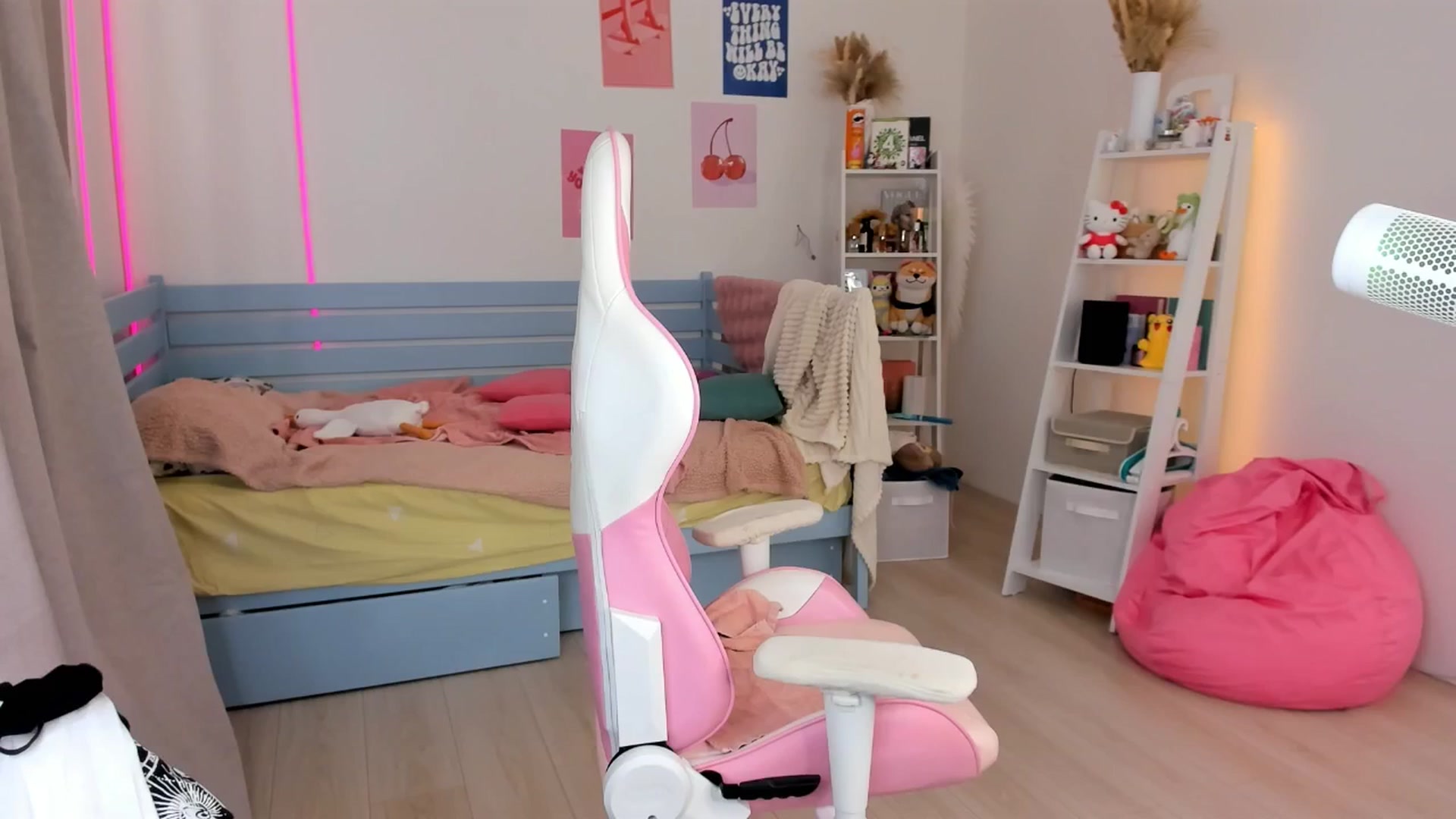 Gallery image thumbnail from Alice_Chery's myfreecams stream on, 08/17/2025, 07:05 image 19 of 20