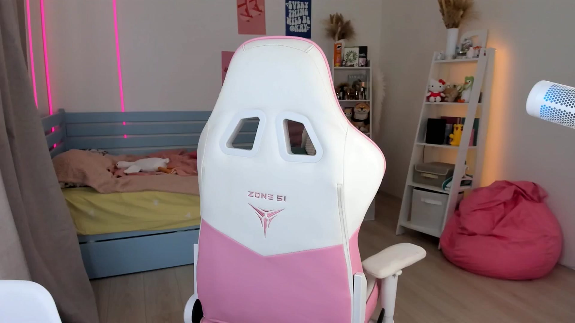 Gallery image thumbnail from Alice_Chery's myfreecams stream on, 08/17/2025, 07:05 image 17 of 20