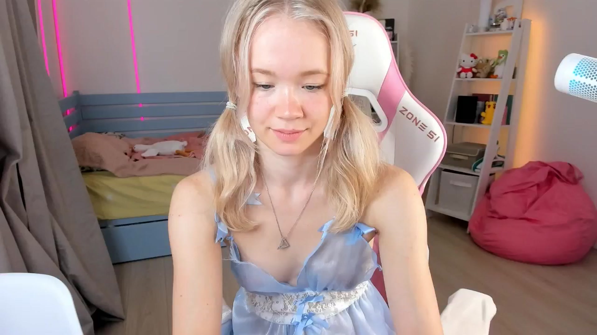 Gallery image thumbnail from Alice_Chery's myfreecams stream on, 08/17/2025, 08:45 image 11 of 20